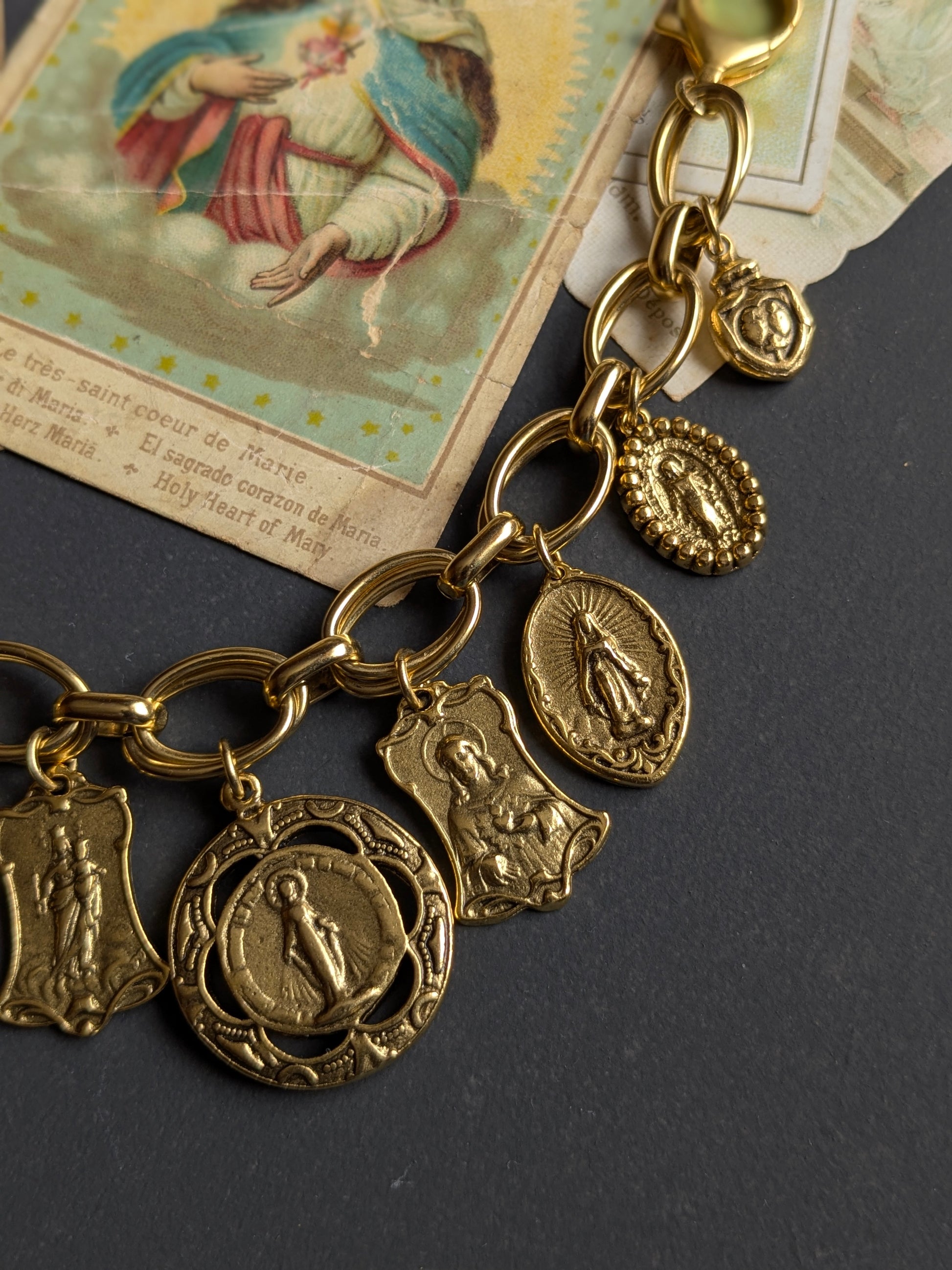 Détail du Cœur de Marie réversible portant une prière gravée, bracelet Épiphanie Mudra.