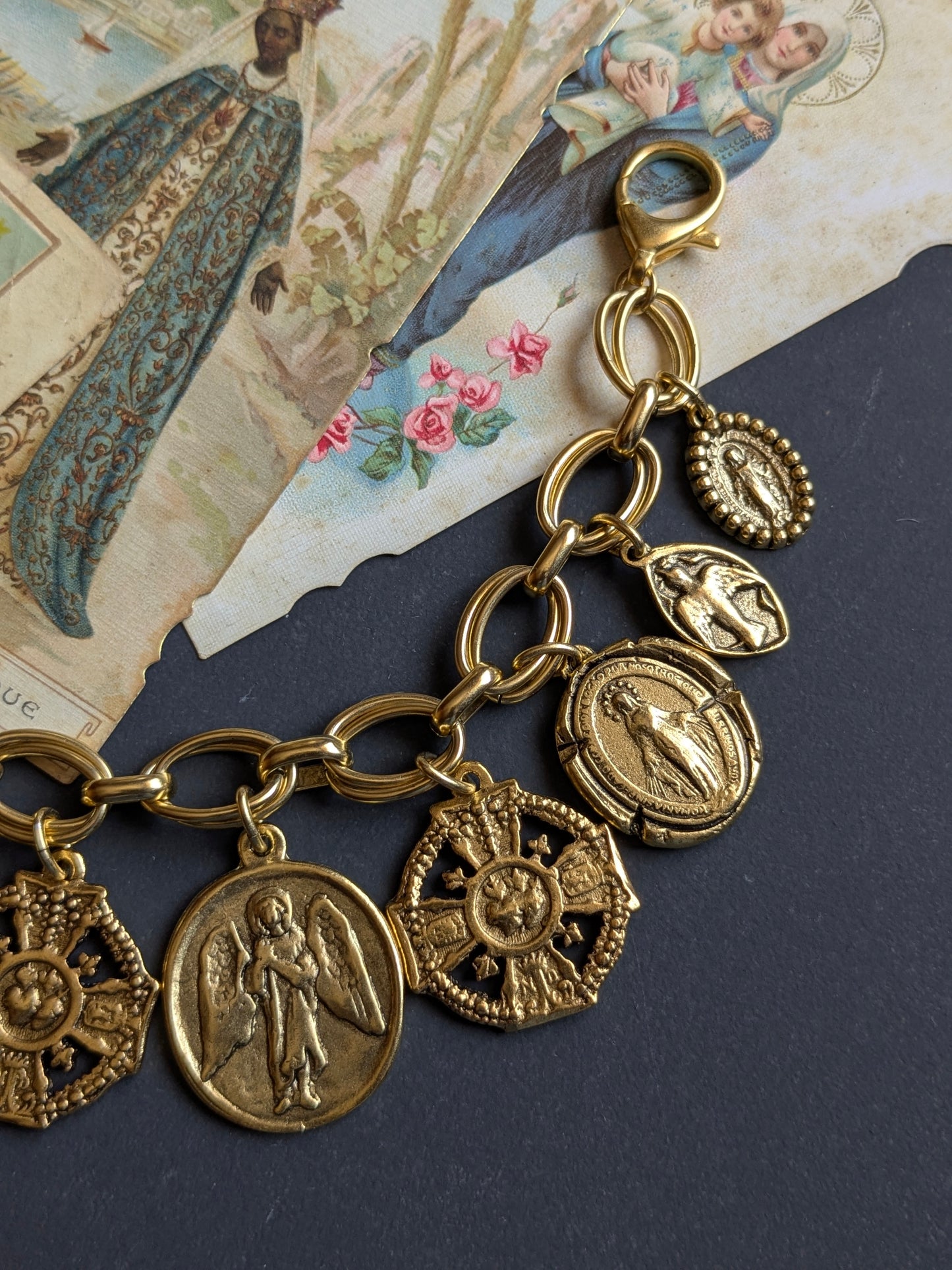Détail du Cœur Sacré double face et de la colombe réversible, bracelet Viatique Mudra.