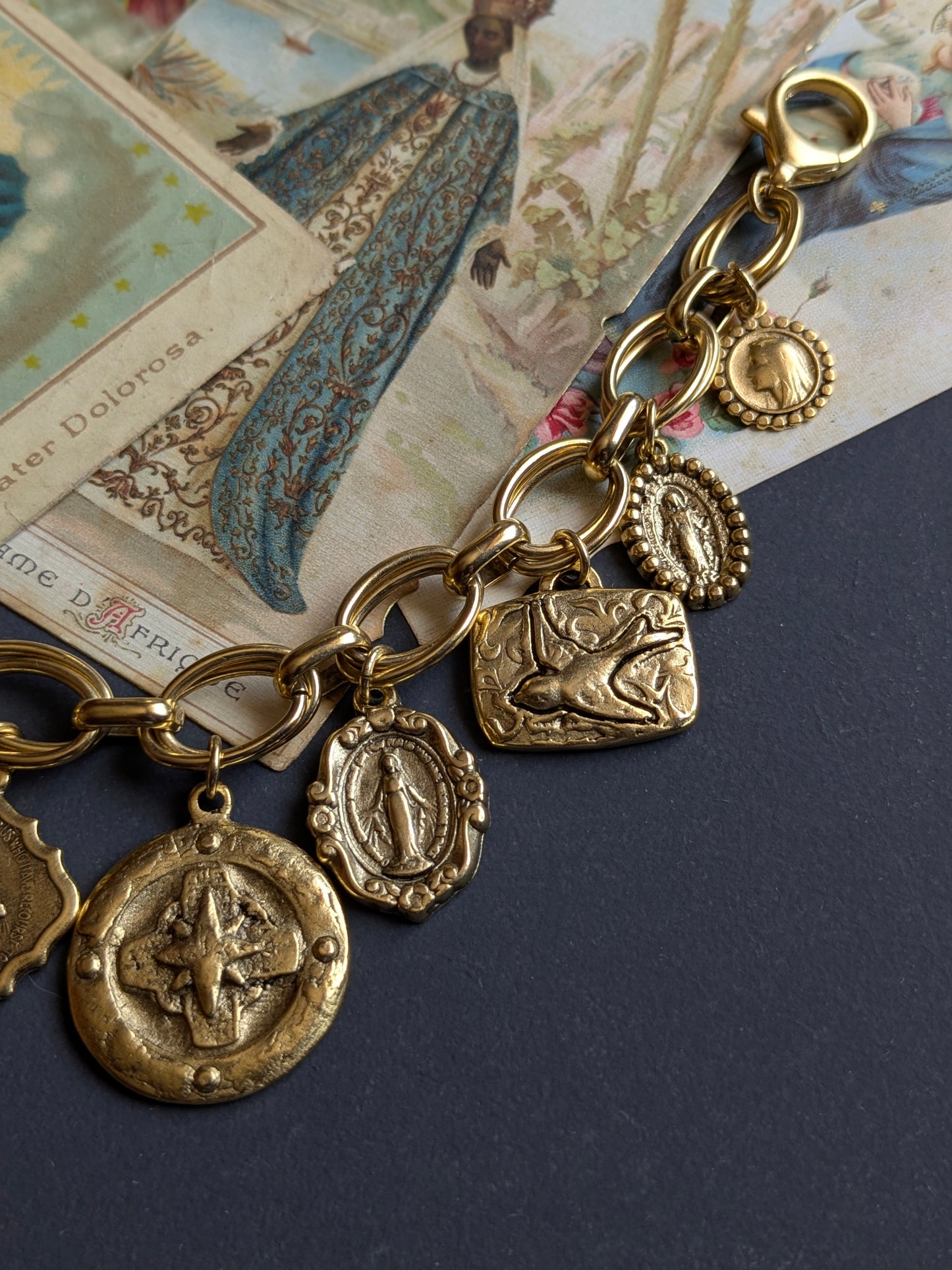 Détail du duo réversible Cœur Sacré et Saint Michel, bracelet Stella Maris Mudra.