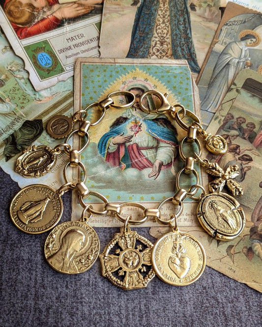 Détail de la médaille Rosa Mystica et de la croix ex-voto sur le bracelet Bénédiction au fini doré antique.