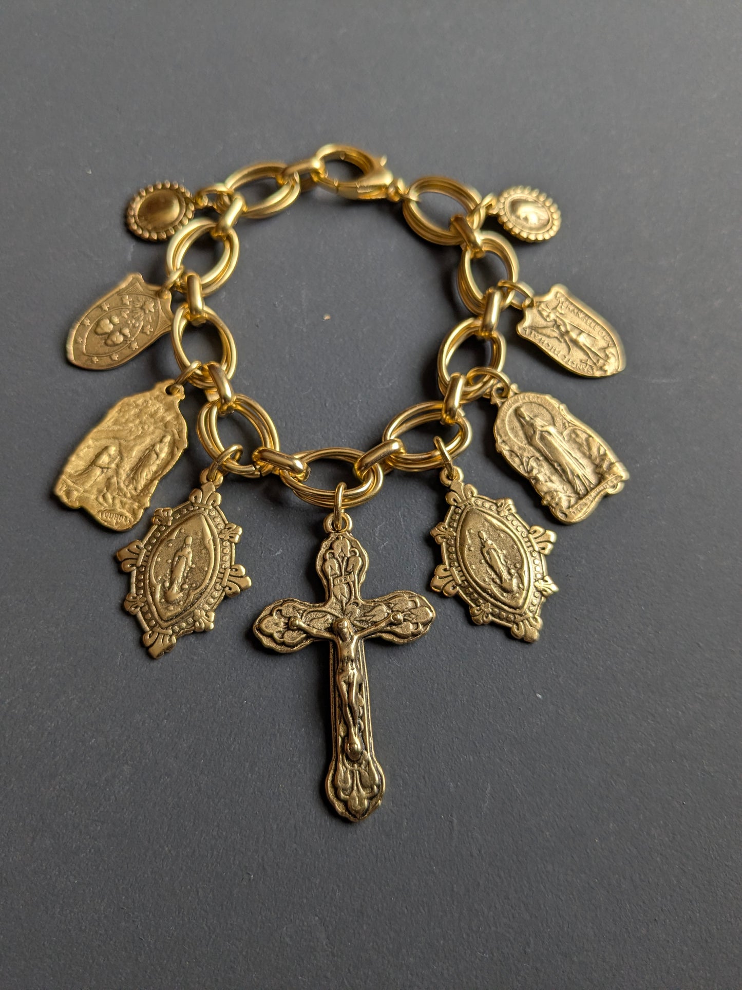 Détail du crucifix et du duo réversible Saint Michel et Cœur Sacré sur le bracelet Rédemption.