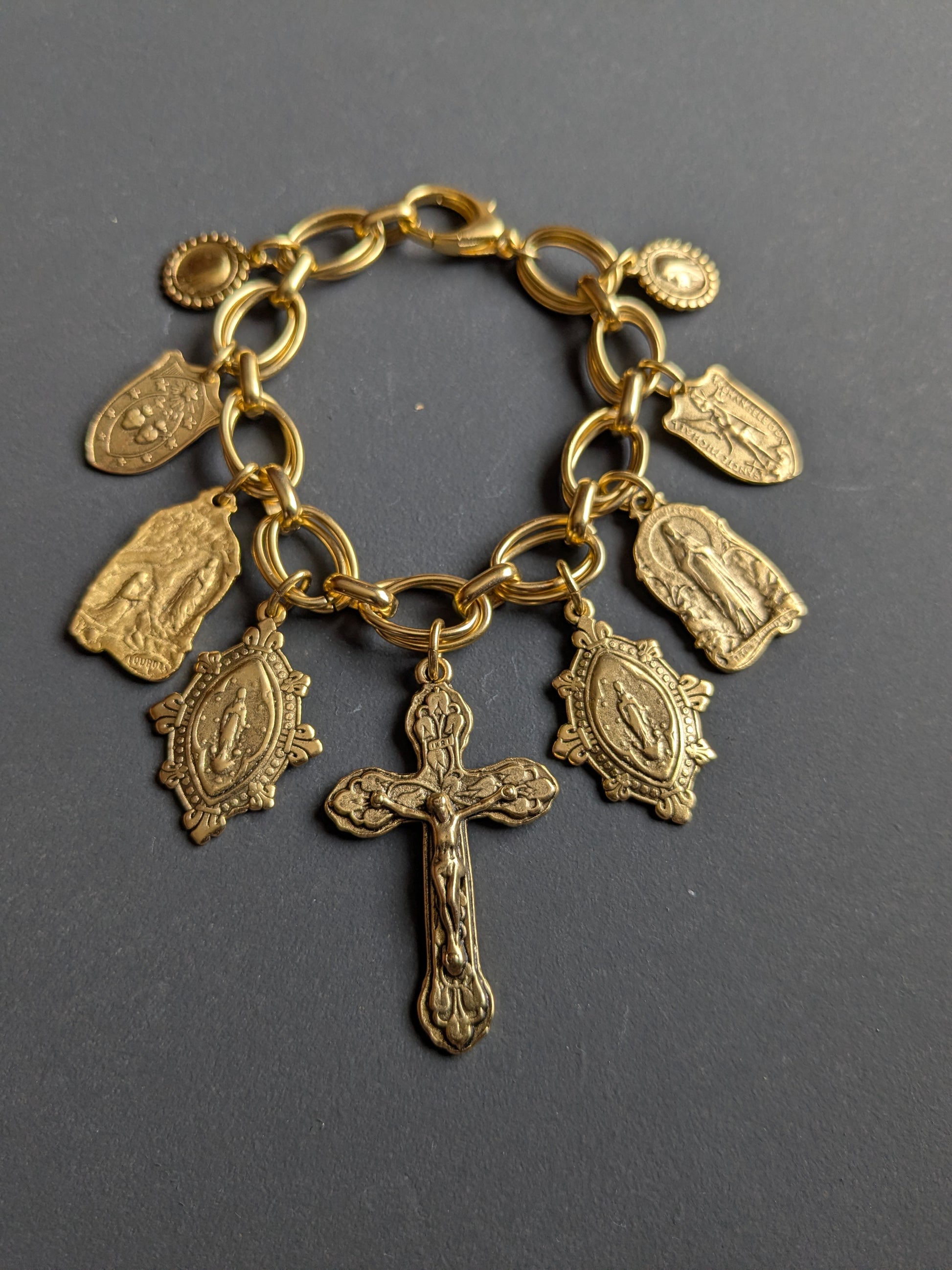 Détail du crucifix et du duo réversible Saint Michel et Cœur Sacré sur le bracelet Rédemption.