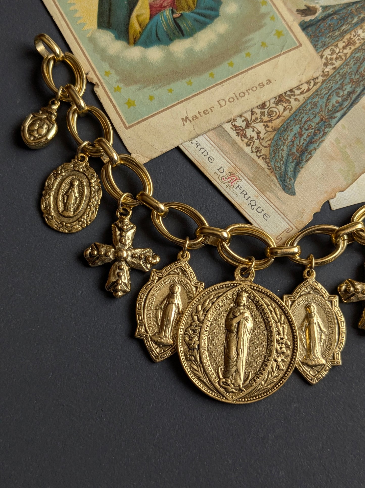 Détail du verso fleur de lys de la médaille XL, bracelet Regina Mudra en laiton plaqué or 12kt.