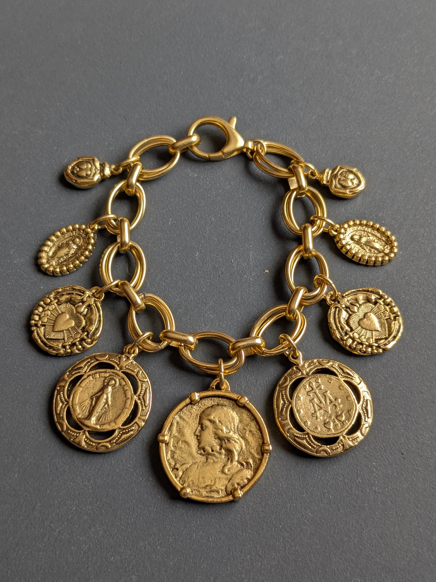 Détail de la médaille Jeanne d'Arc réversible armoiries sur le bracelet Vaillance, laiton plaqué or 12kt.