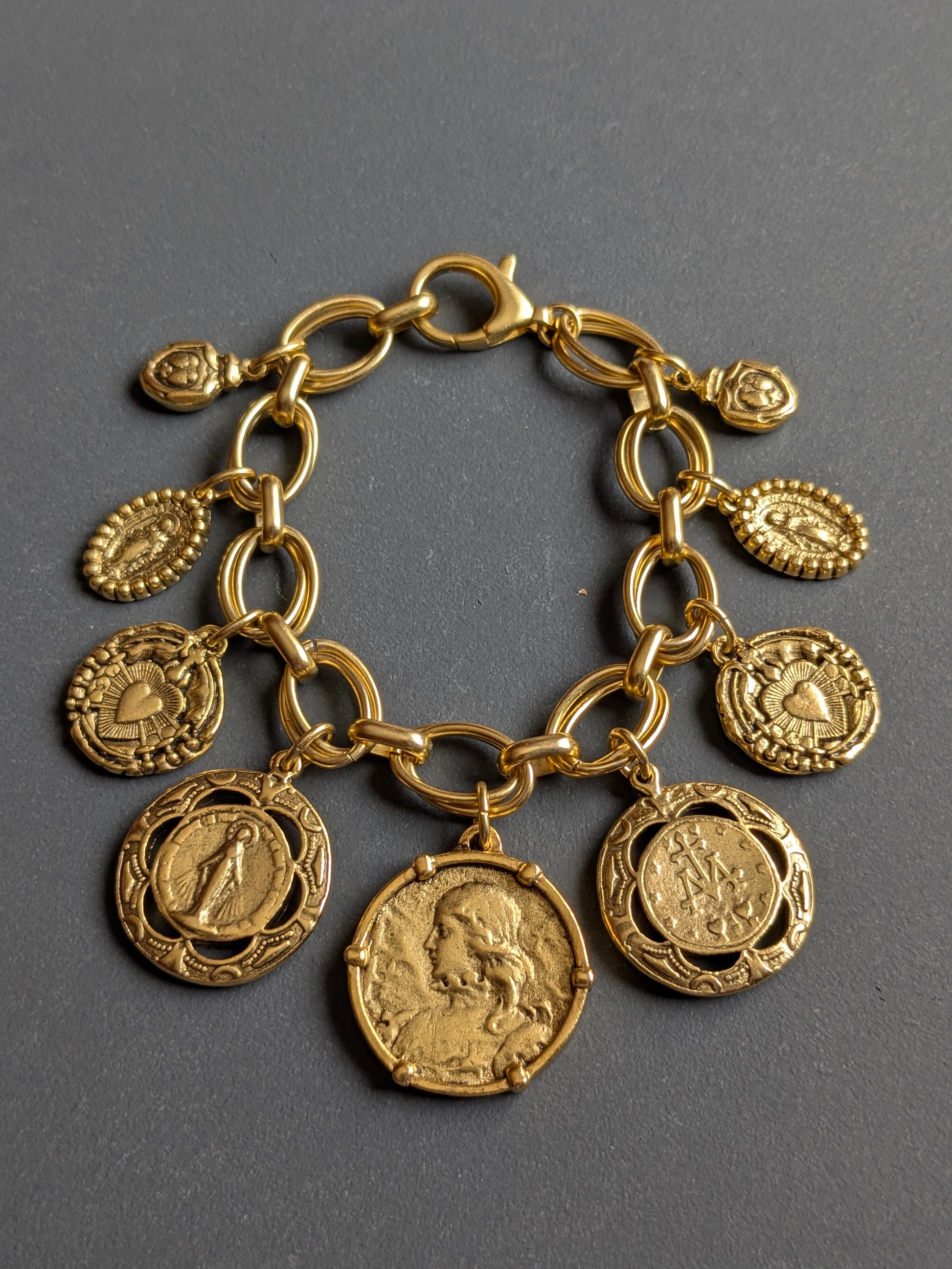 Détail de la médaille Jeanne d'Arc réversible armoiries sur le bracelet Vaillance, laiton plaqué or 12kt.