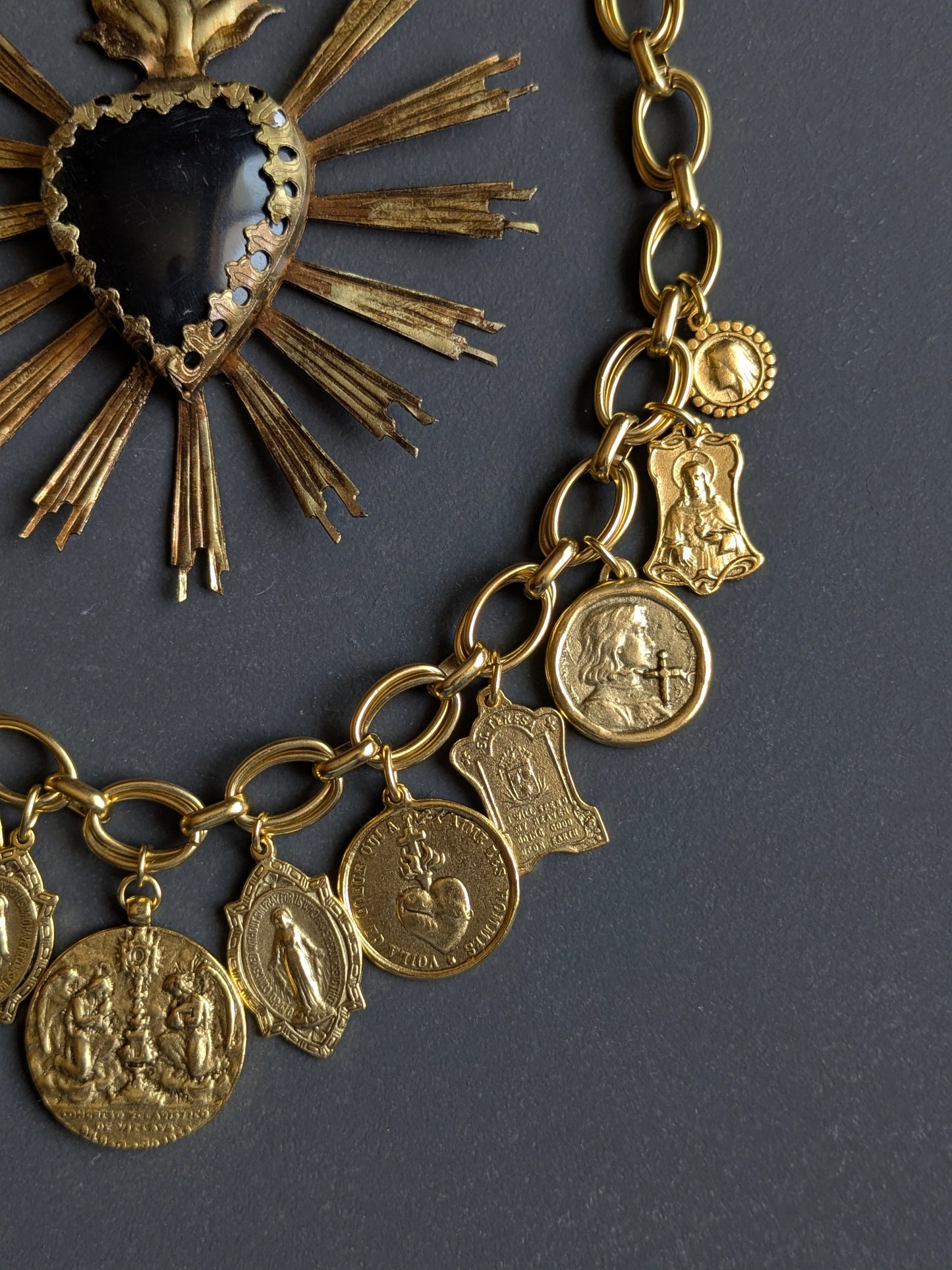 Détail de la médaille XL d'adoration eucharistique réversible, collier Fortis Mudra.