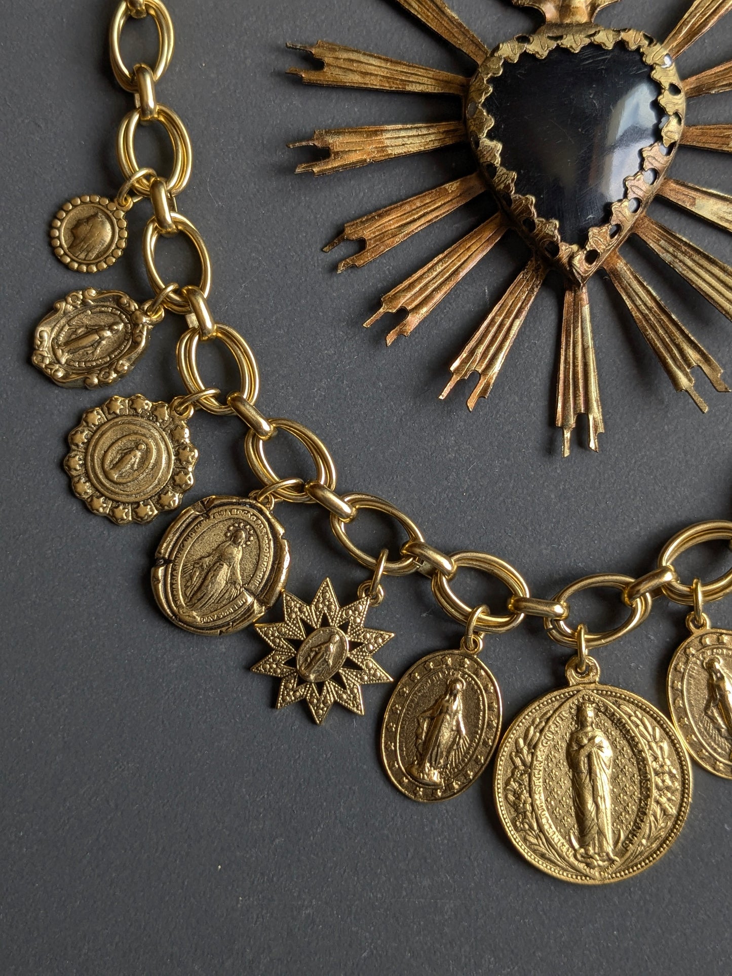 Détail des Médailles Miraculeuses en étoile, ovale et ronde, collier Lilium Mudra.