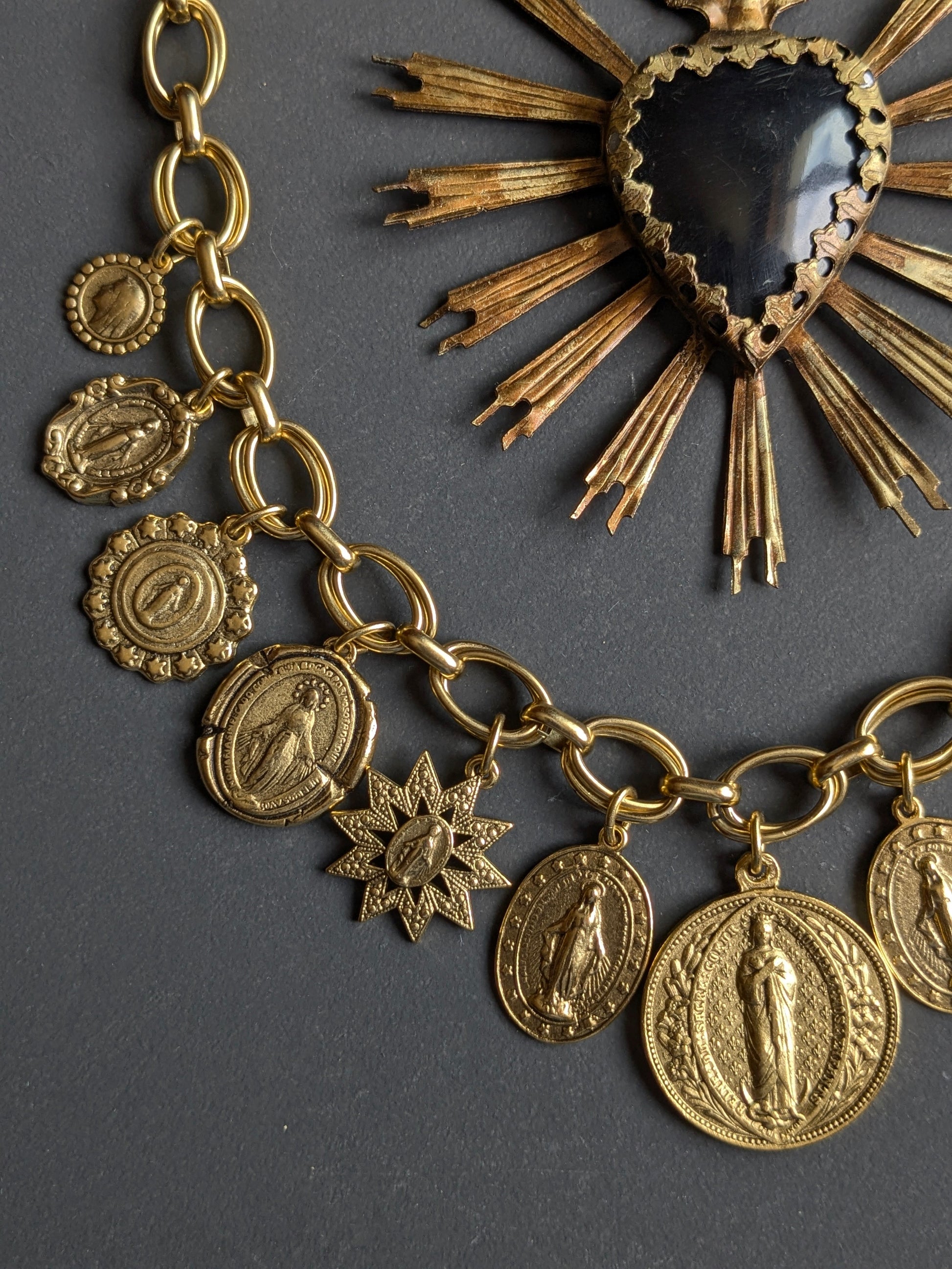 Détail des Médailles Miraculeuses en étoile, ovale et ronde, collier Lilium Mudra.