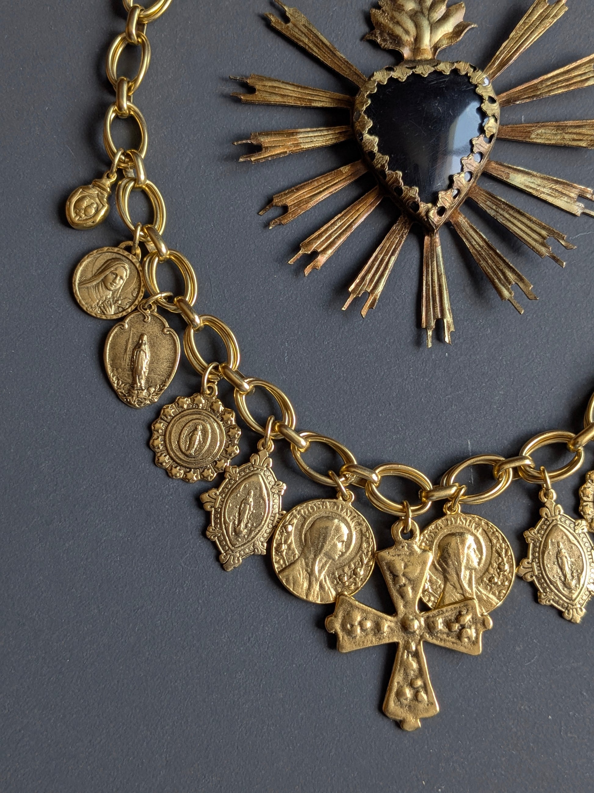 Détail de Rosa Mystica réversible et Sainte Thérèse, collier Croce Mudra en laiton plaqué or 12kt.