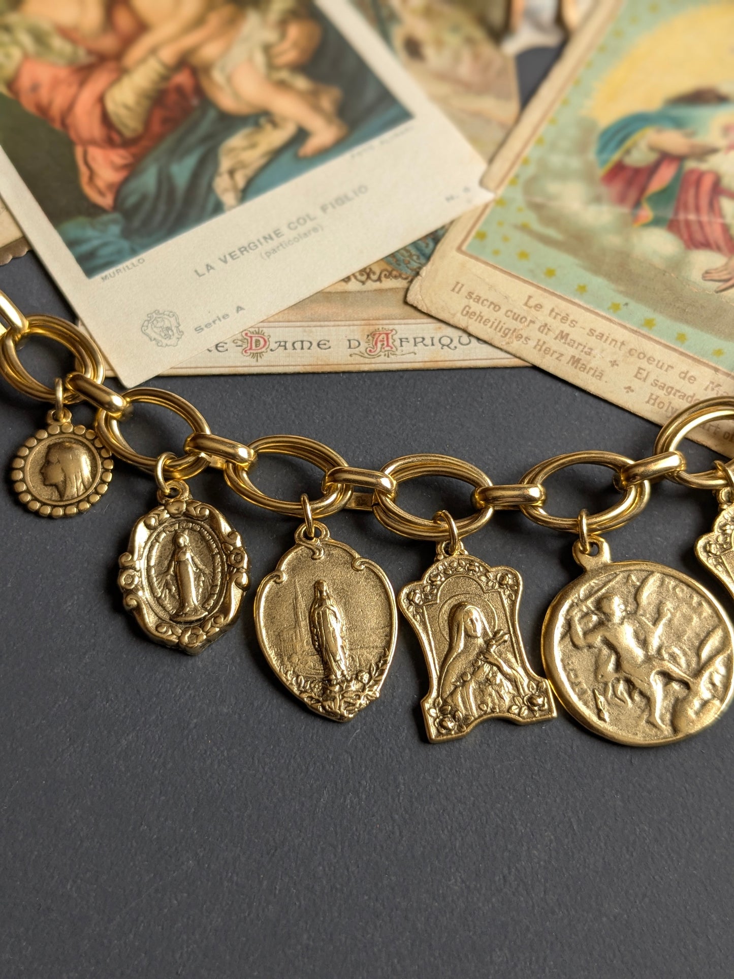 Détail de la médaille Sainte Thérèse réversible portant une prière gravée, bracelet Oraison Mudra.