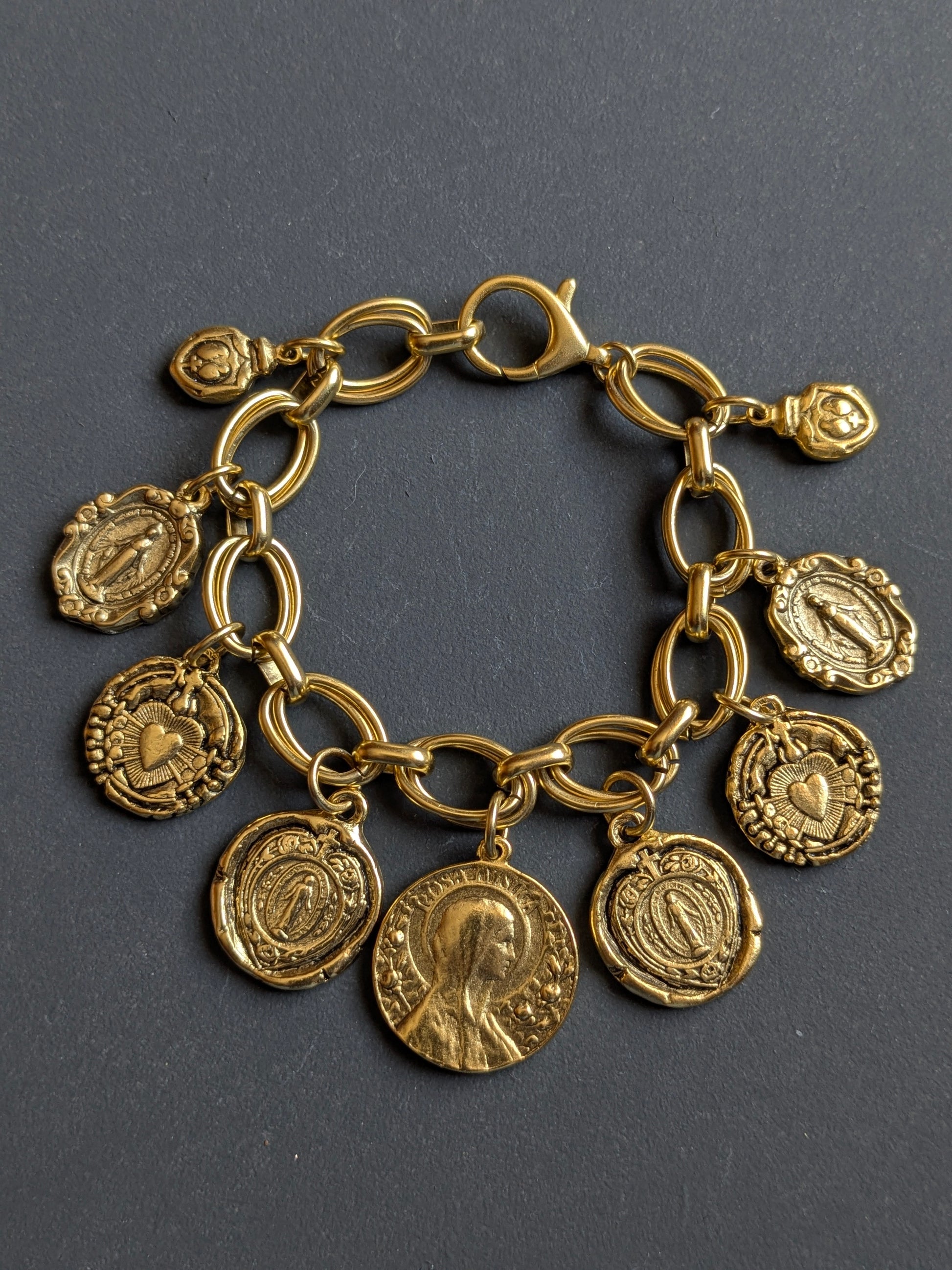 Détail de Notre-Dame des Sept Douleurs et des Milagros, bracelet Compassion Mudra en laiton plaqué or 12kt.