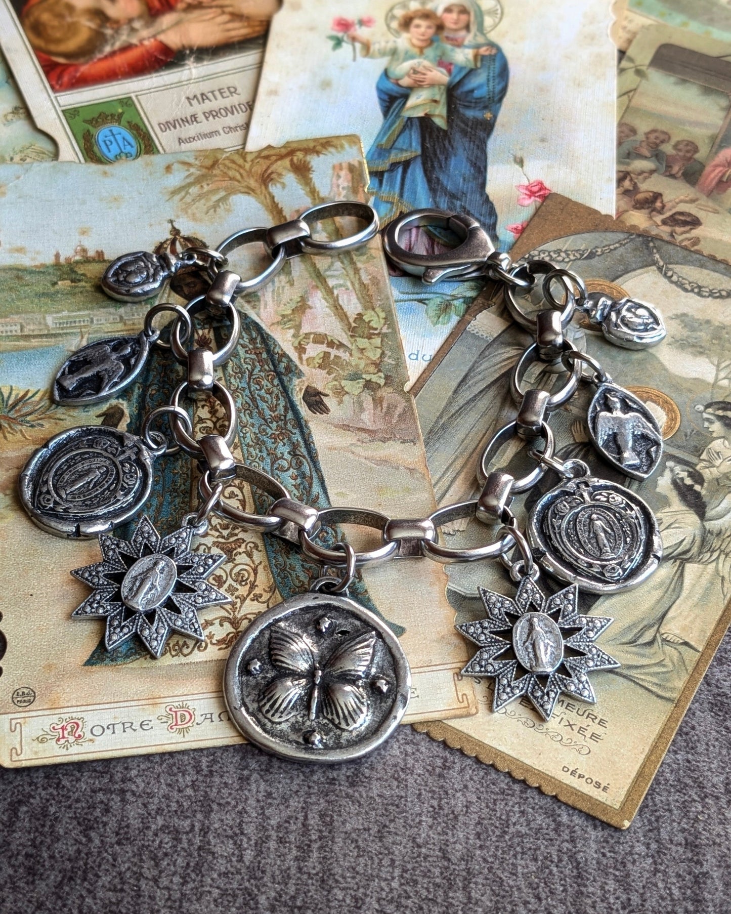 Création unique style ex-voto baroque : bracelet Ferveur en étain antique patiné avec médailles miraculeuses et symboles spirituels. Collection Oh My God.