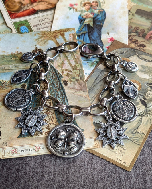 Création unique style ex-voto baroque : bracelet Ferveur en étain antique patiné avec médailles miraculeuses et symboles spirituels. Collection Oh My God.