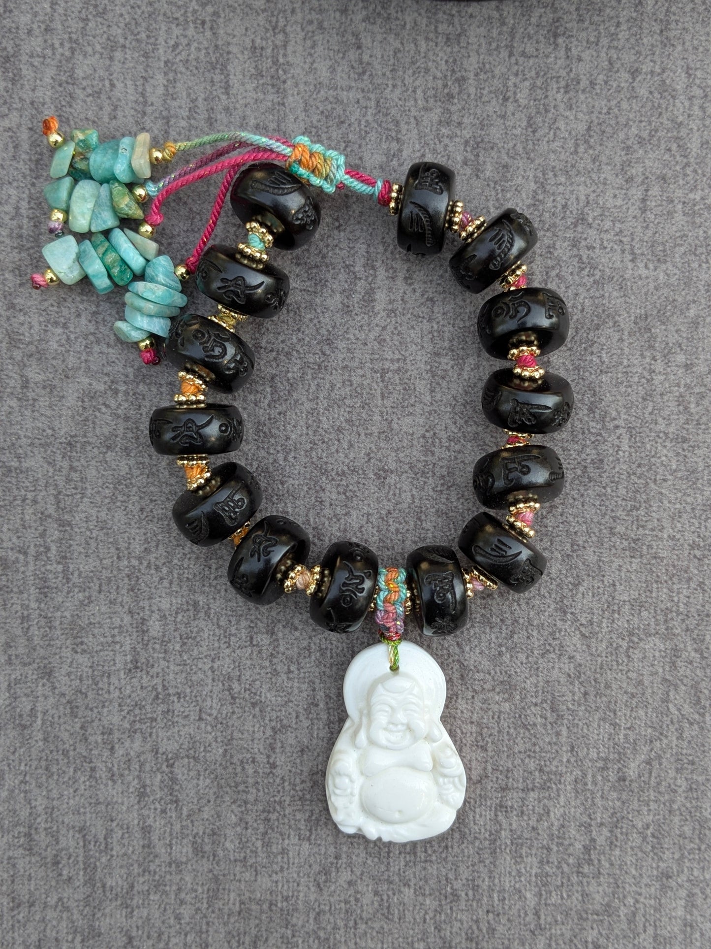 Bracelet Jampa Mudra vu de dessus, perles en bois de jujube, pendentif Budai en coquillage blanc et pampilles en amazonite sur cordon torsé multicolore
