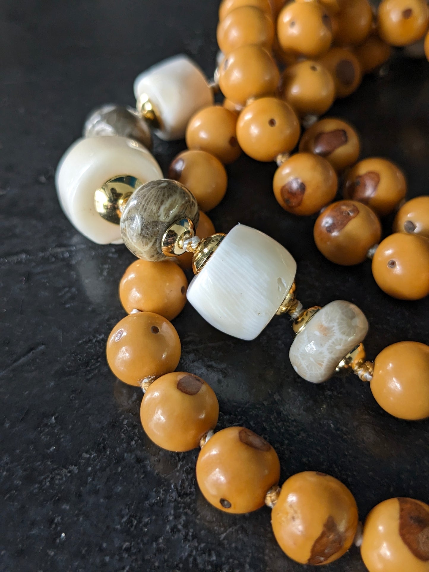 Mala traditionnel en graine de bodhi et pierres naturelles, noué main, 108 perles, création made in France