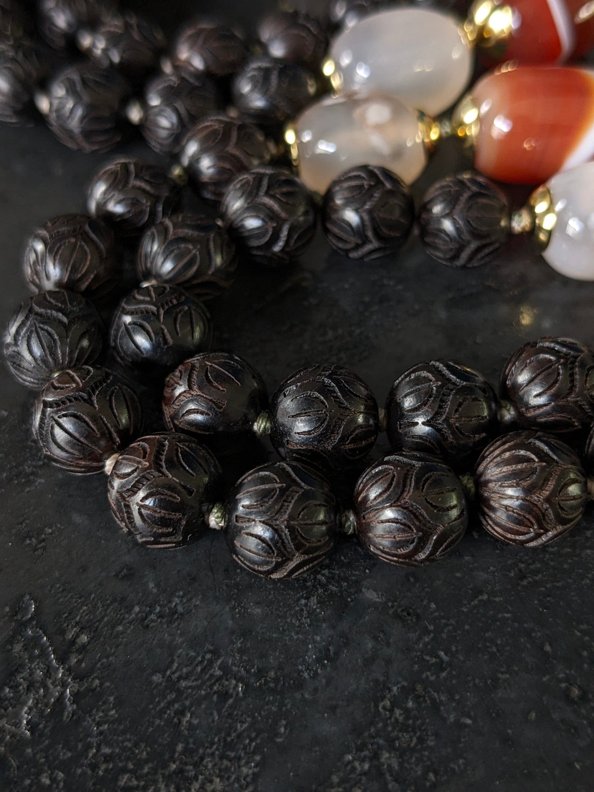 Mala traditionnel en graine de bodhi et pierres naturelles, noué main, 108 perles, création made in France