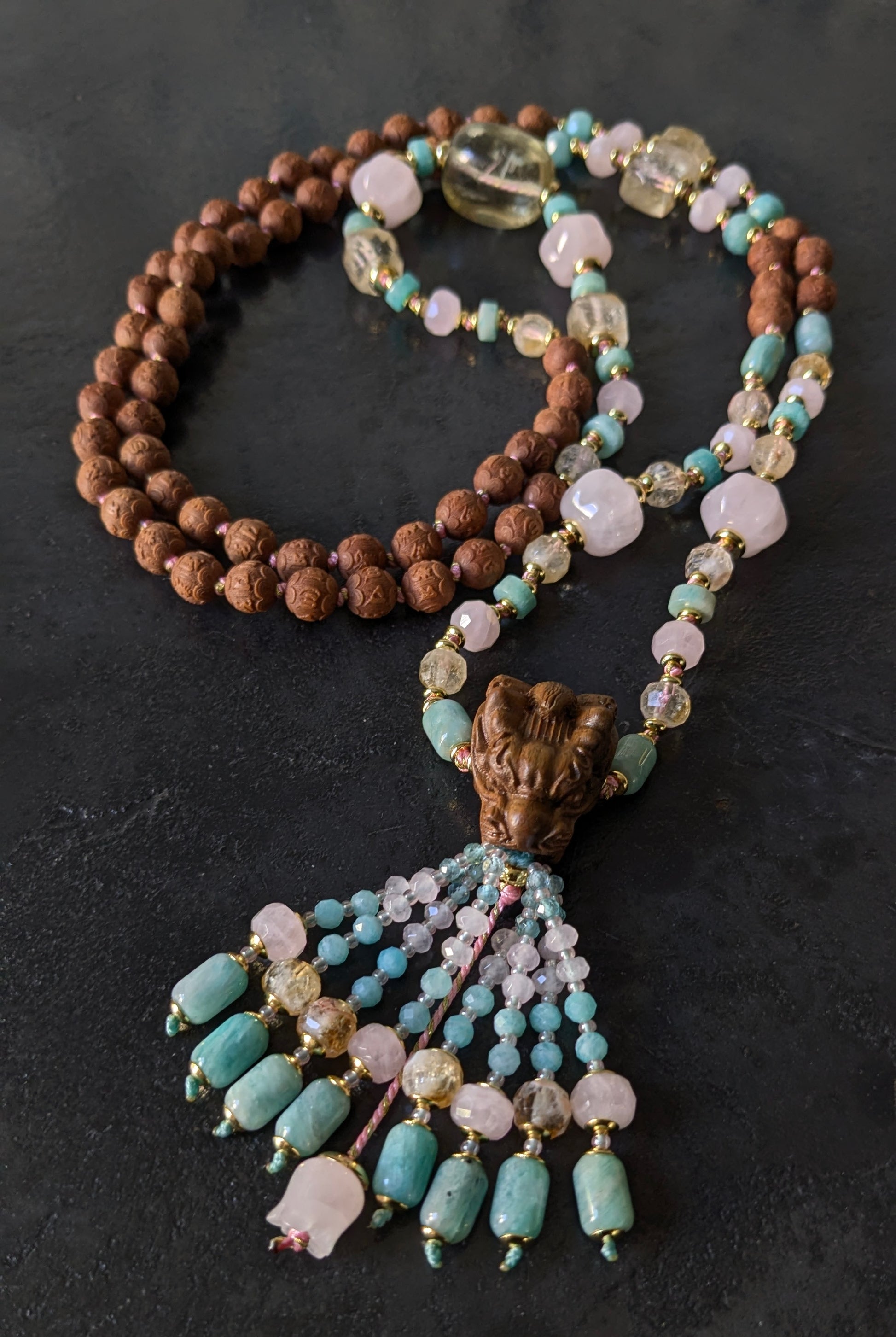 Mala tibétain artisanal, tassel en pierres fines, cordon rose et or – Pièce unique