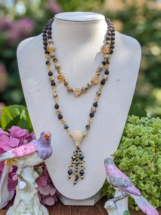 Mala Nivriti : 108 perles en bois de santal noir, citrine, œil-de-tigre et masques chinois – Pièce unique