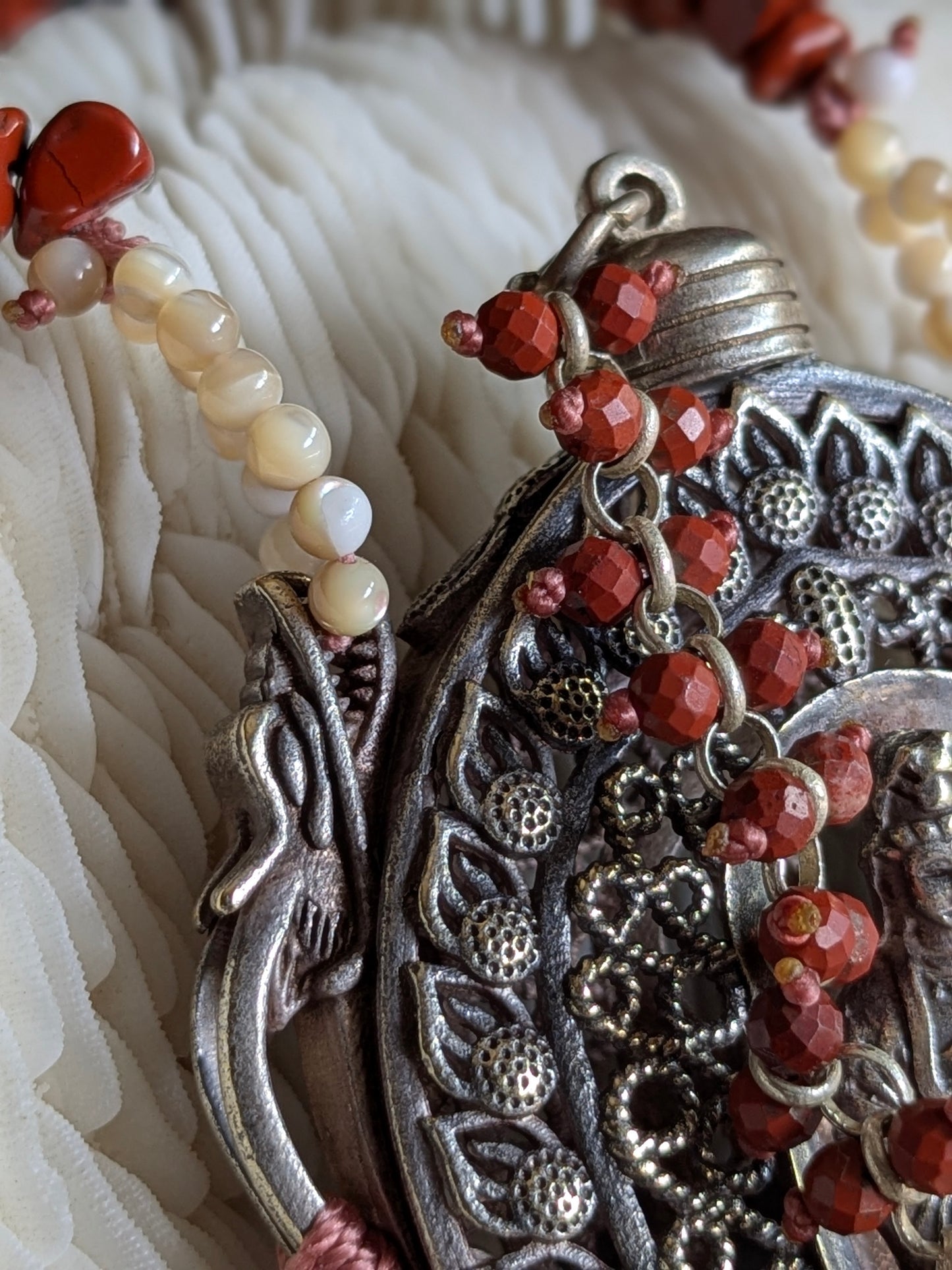 Détail des anses en forme de dragon et du tassel jaspe rouge du flacon Guanyin