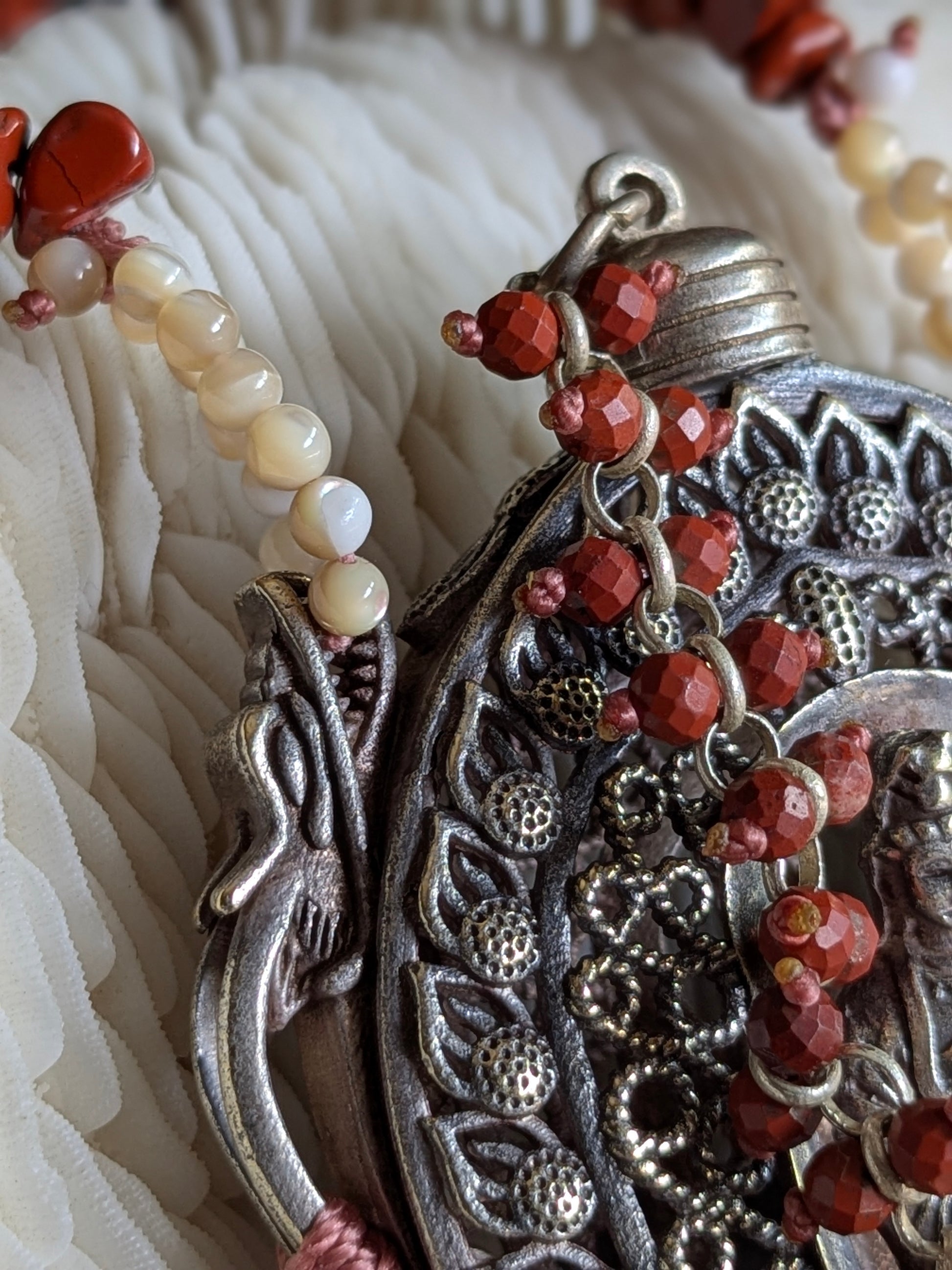 Détail des anses en forme de dragon et du tassel jaspe rouge du flacon Guanyin
