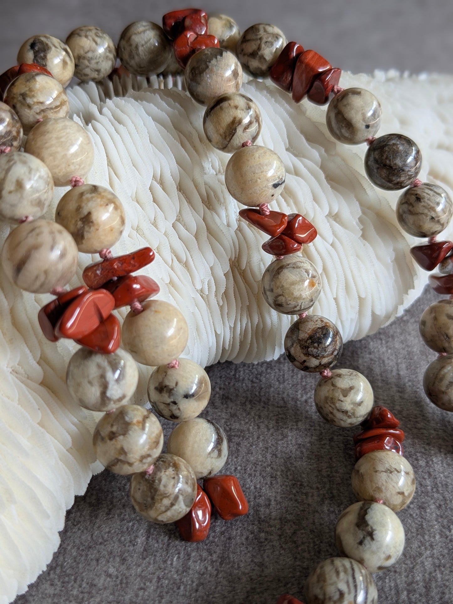 Détail du perlage feldspath vanilla brown et jaspe rouge du collier Guanyin