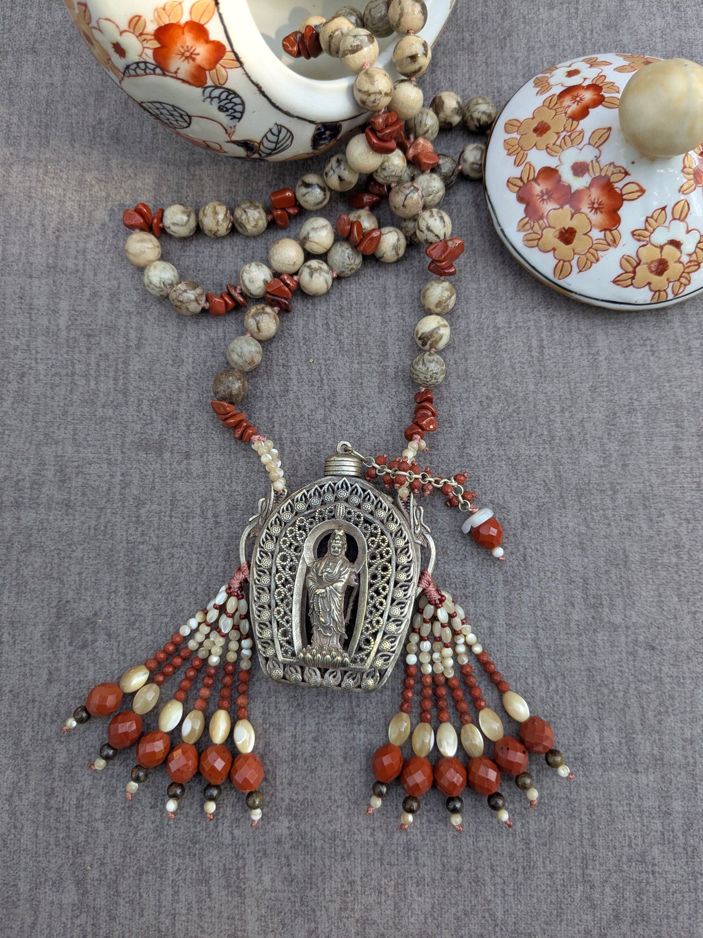 Collier Guanyin avec pendentif flacon à anses dragon, vue d'ensemble