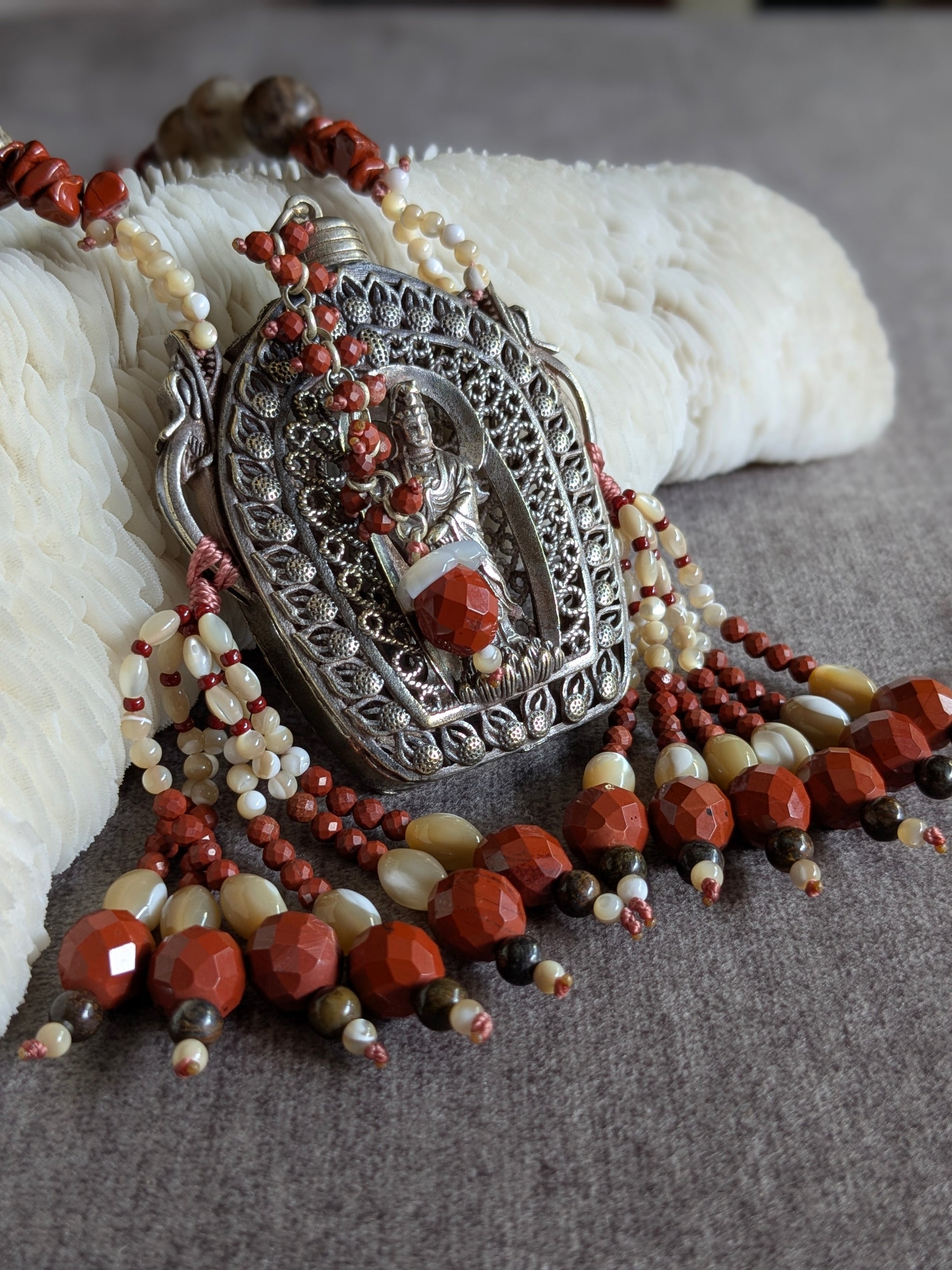 Détail du pendentif flacon orné de la figure de Guanyin en alliage