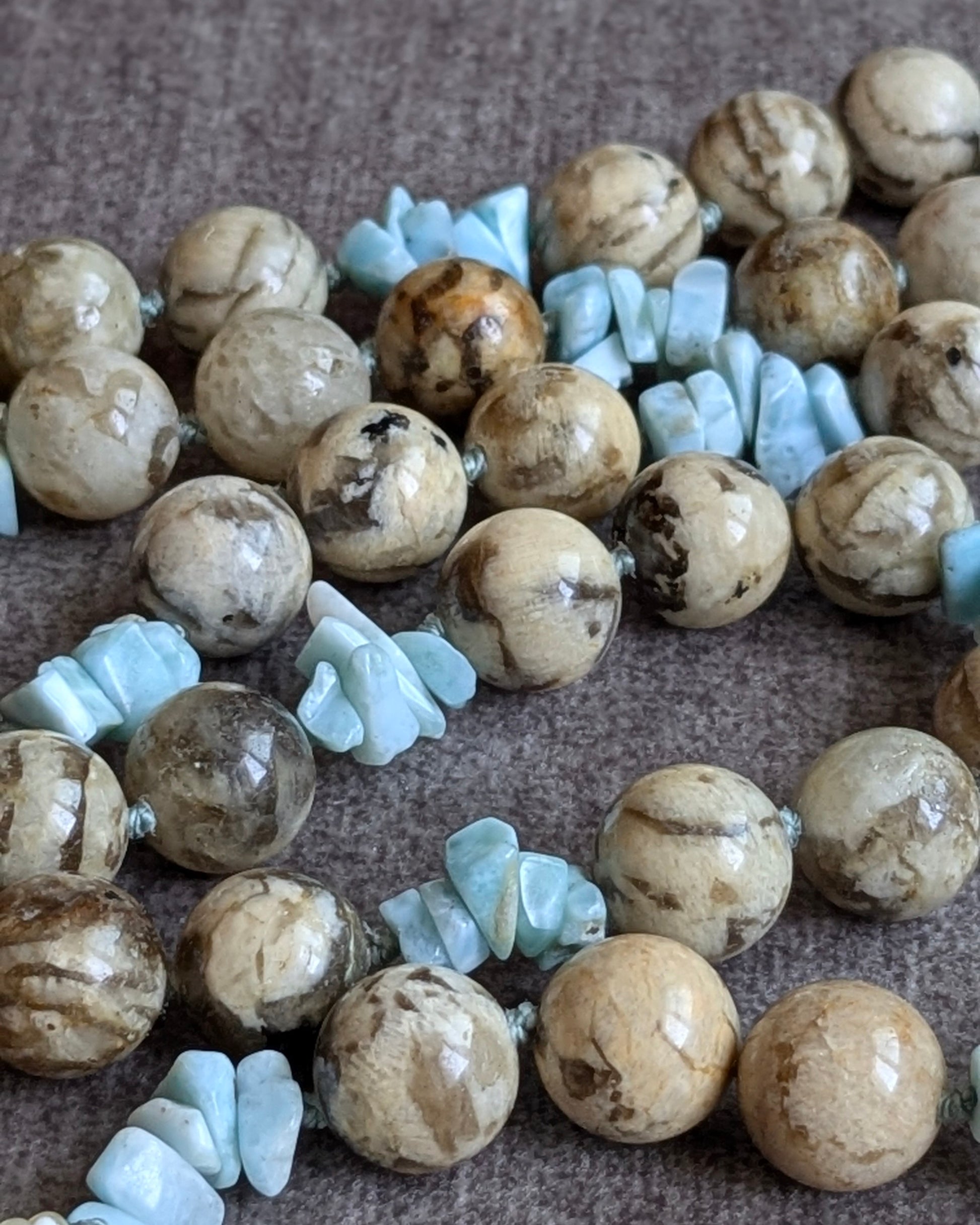 Détail du perlage feldspath et éclats de larimar du collier He He