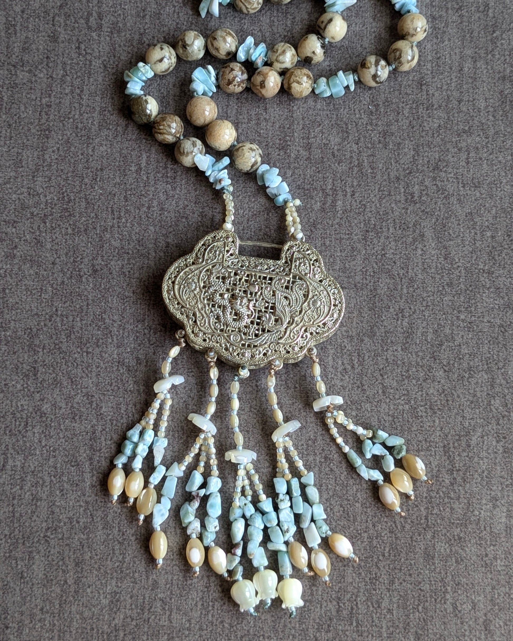 Collier He He, perles de feldspath et larimar, pendentif et tassel visibles