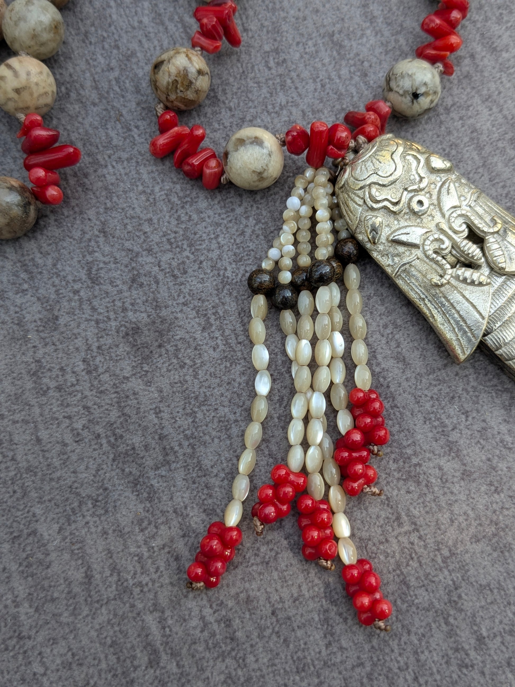 Détail du pendentif cigale en alliage vintage, collier Jin Chan Mudra