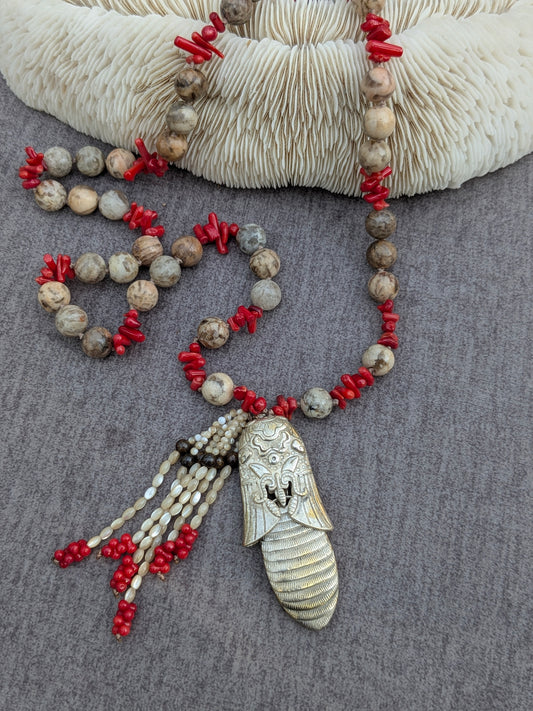 Collier pendentif cigale en alliage vintage avec perles de feldspath vanilla brown et corail bambou, vue d'ensemble sur corail blanc
