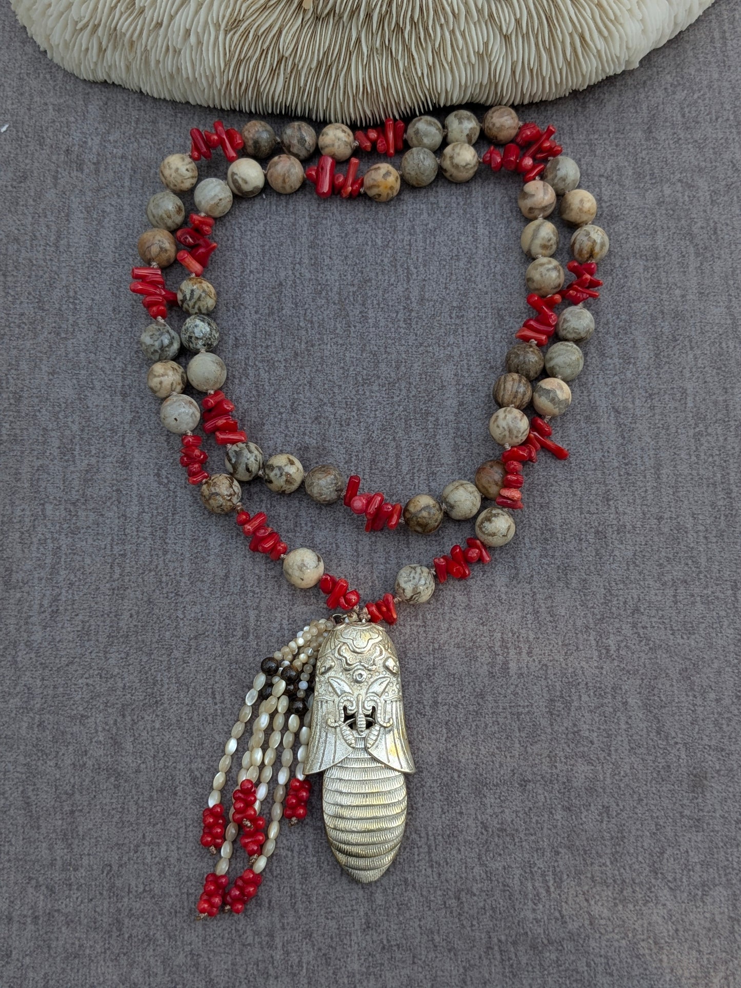 Pampilles signature Mudra en nacre de trochus et bronzite au fermoir du collier Jin Chan