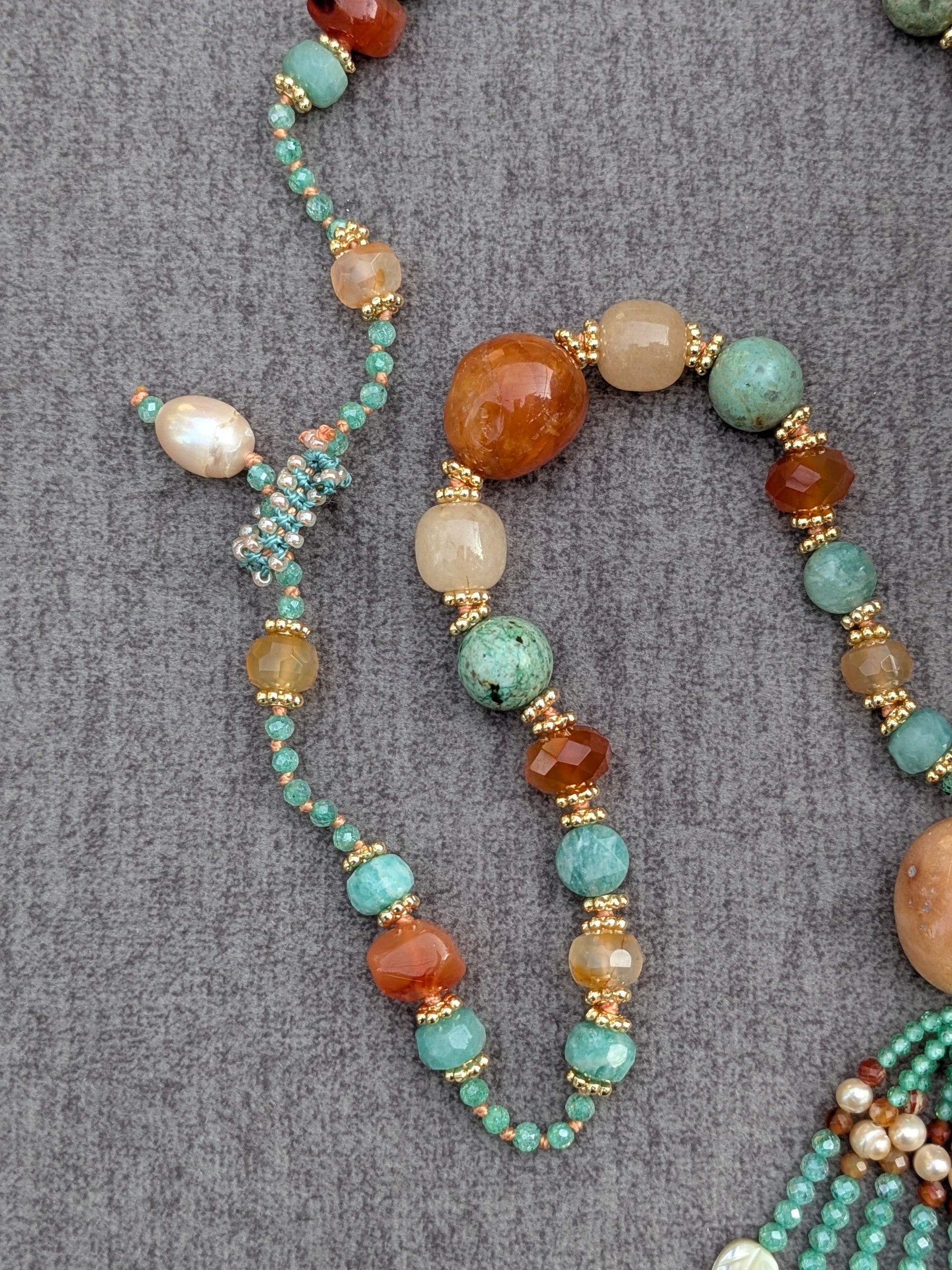 Collier Kesar avec tassel feuilles, vue d'ensemble sur théière en porcelaine