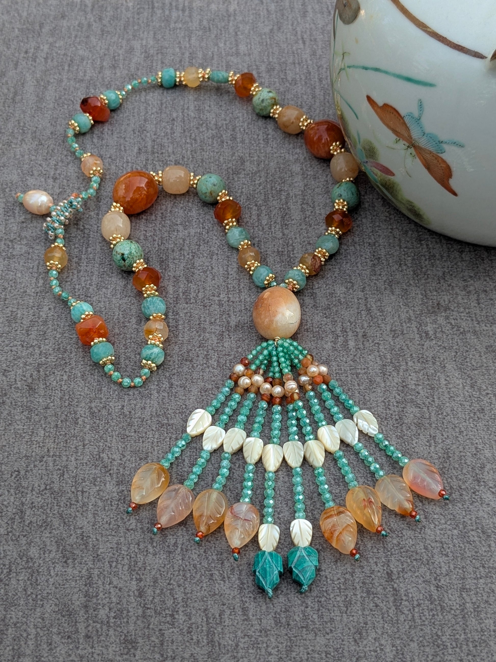 Collier Kesar, tassel feuilles de nacre et malachite, vue sur théière