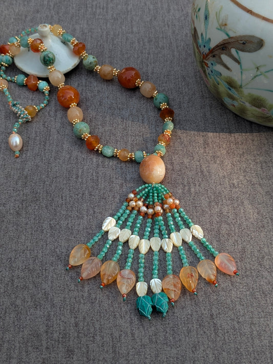 Collier Kesar noué, vue d'ensemble avec tassel sur une théière en porcelaine