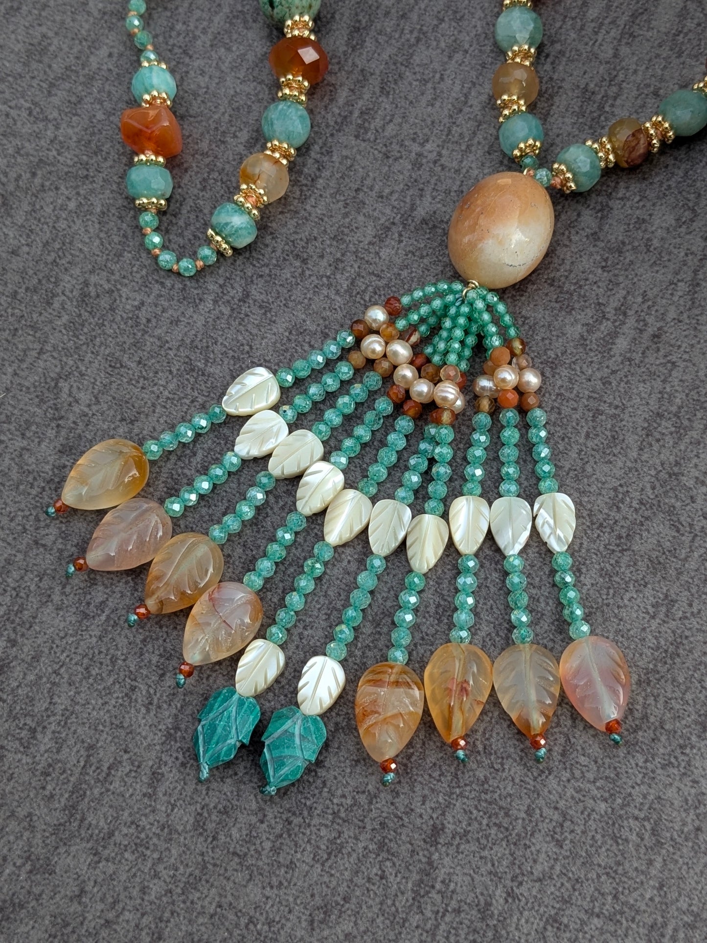 Détail des perles principales et intercalaires laiton du collier Kesar