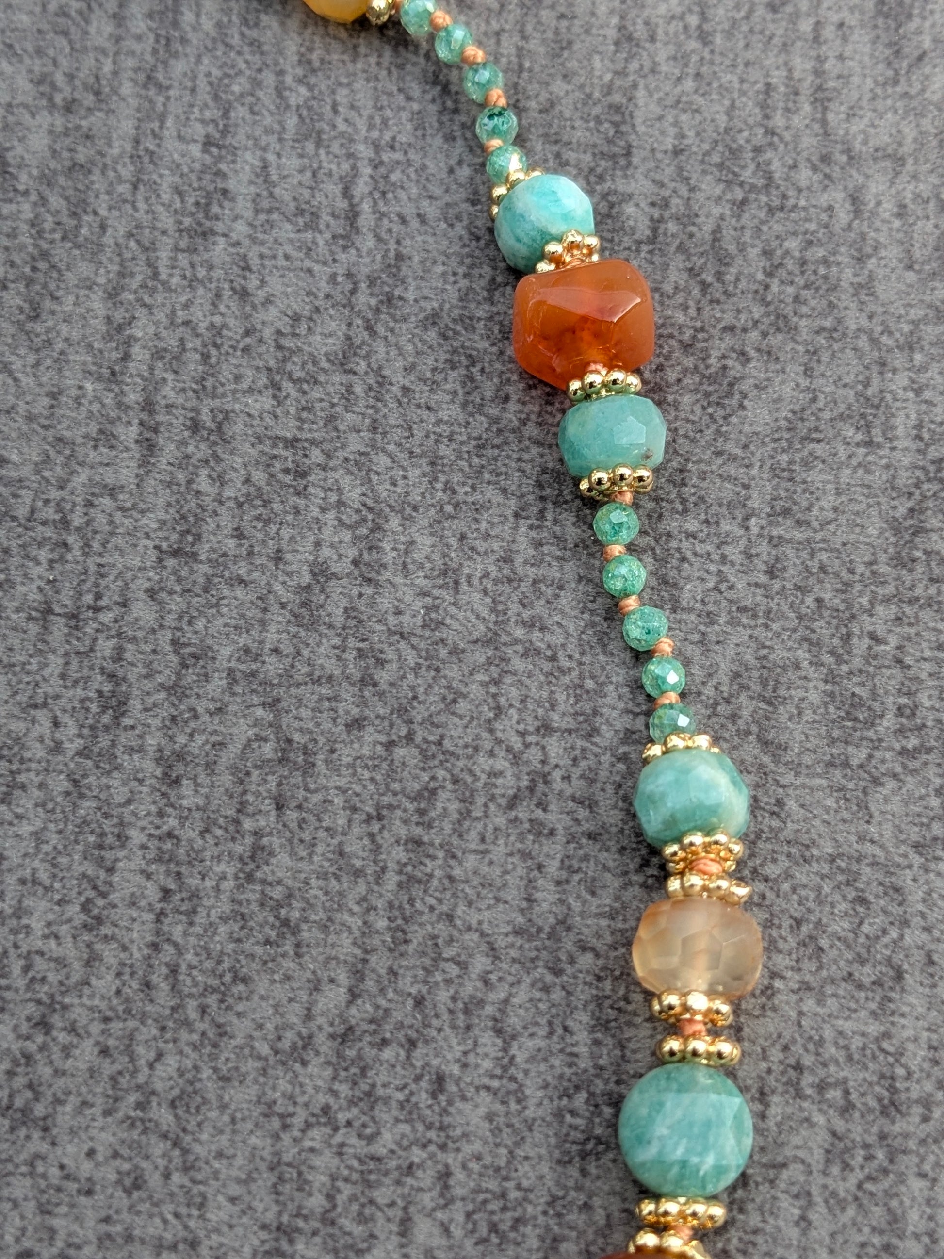 Détail du perlage amazonite, cornaline et turquoise péruvienne du collier Kesar
