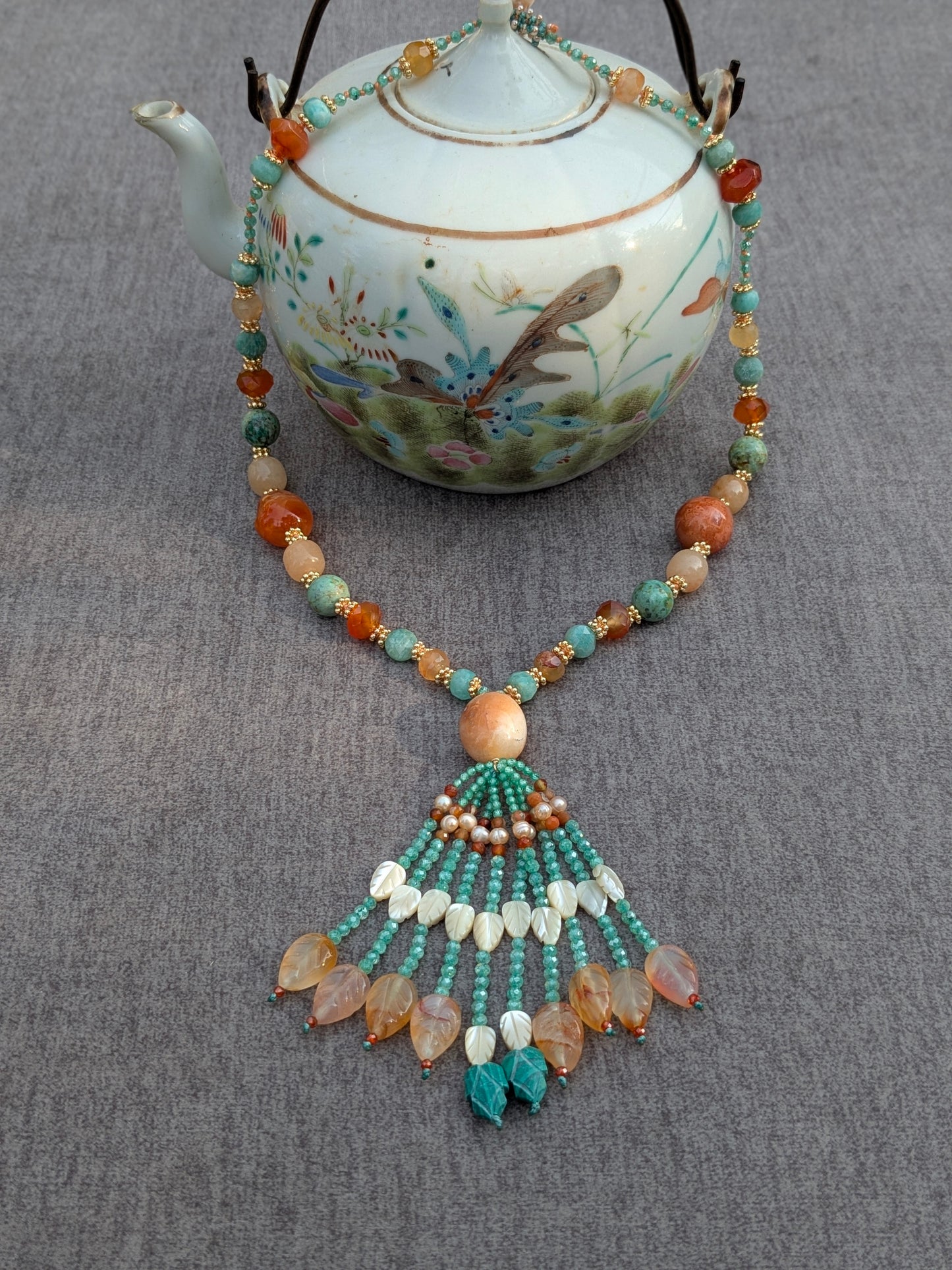 Détail du tassel Kesar, feuilles d'agate rouge et perles d'eau douce