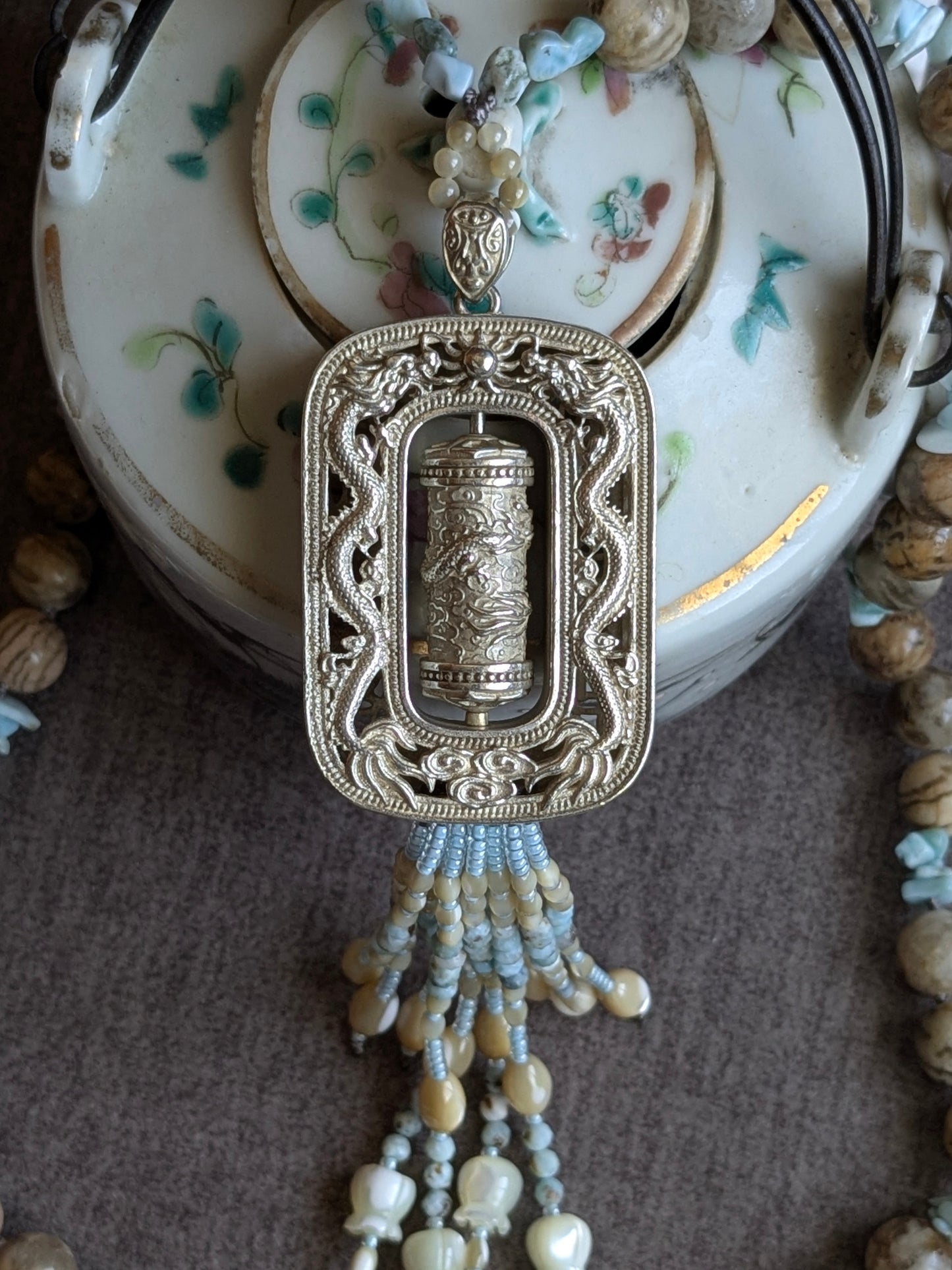 Détail du cordon noué et des perles de feldspath, collier Mani