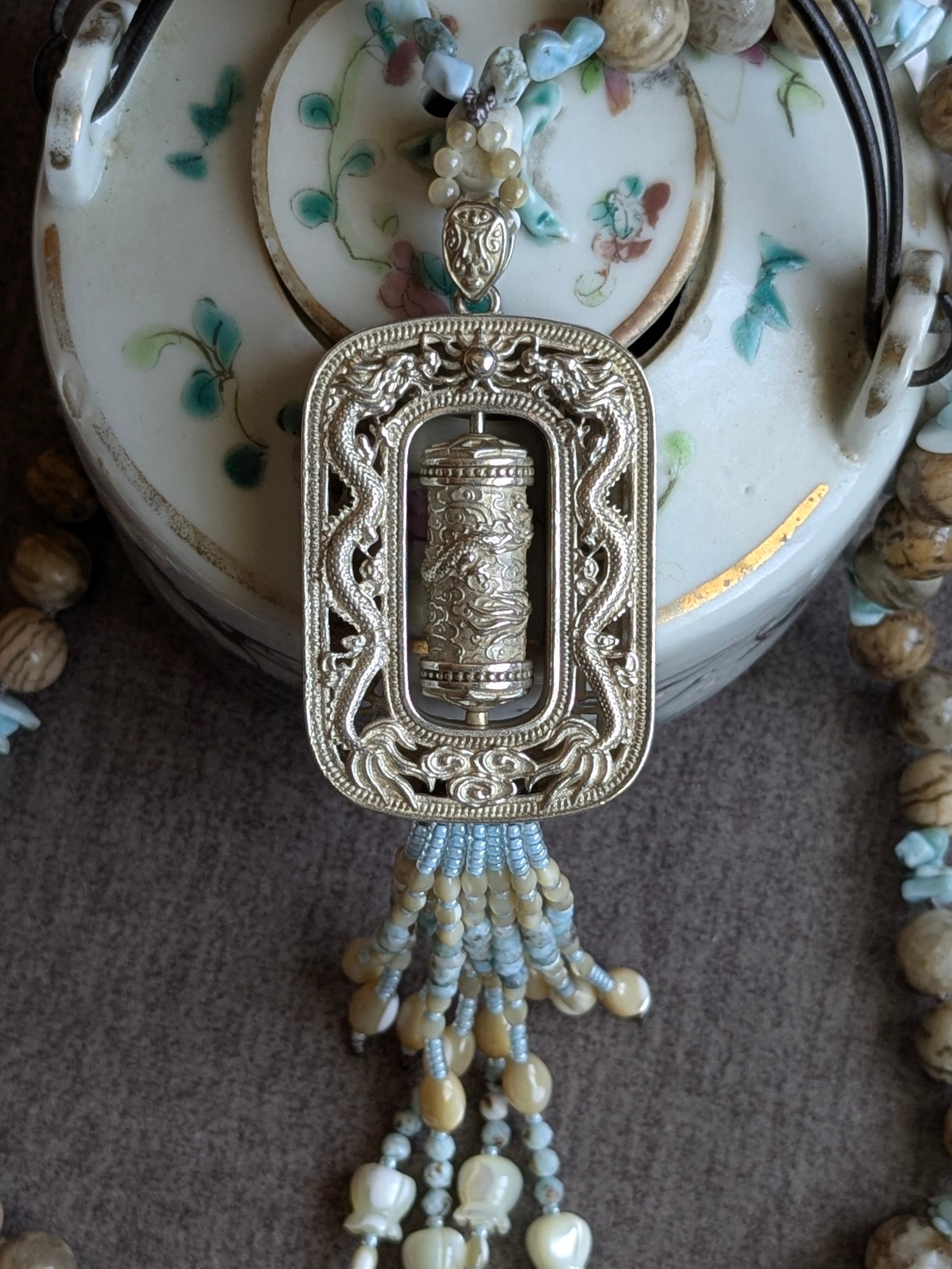 Détail du cordon noué et des perles de feldspath, collier Mani