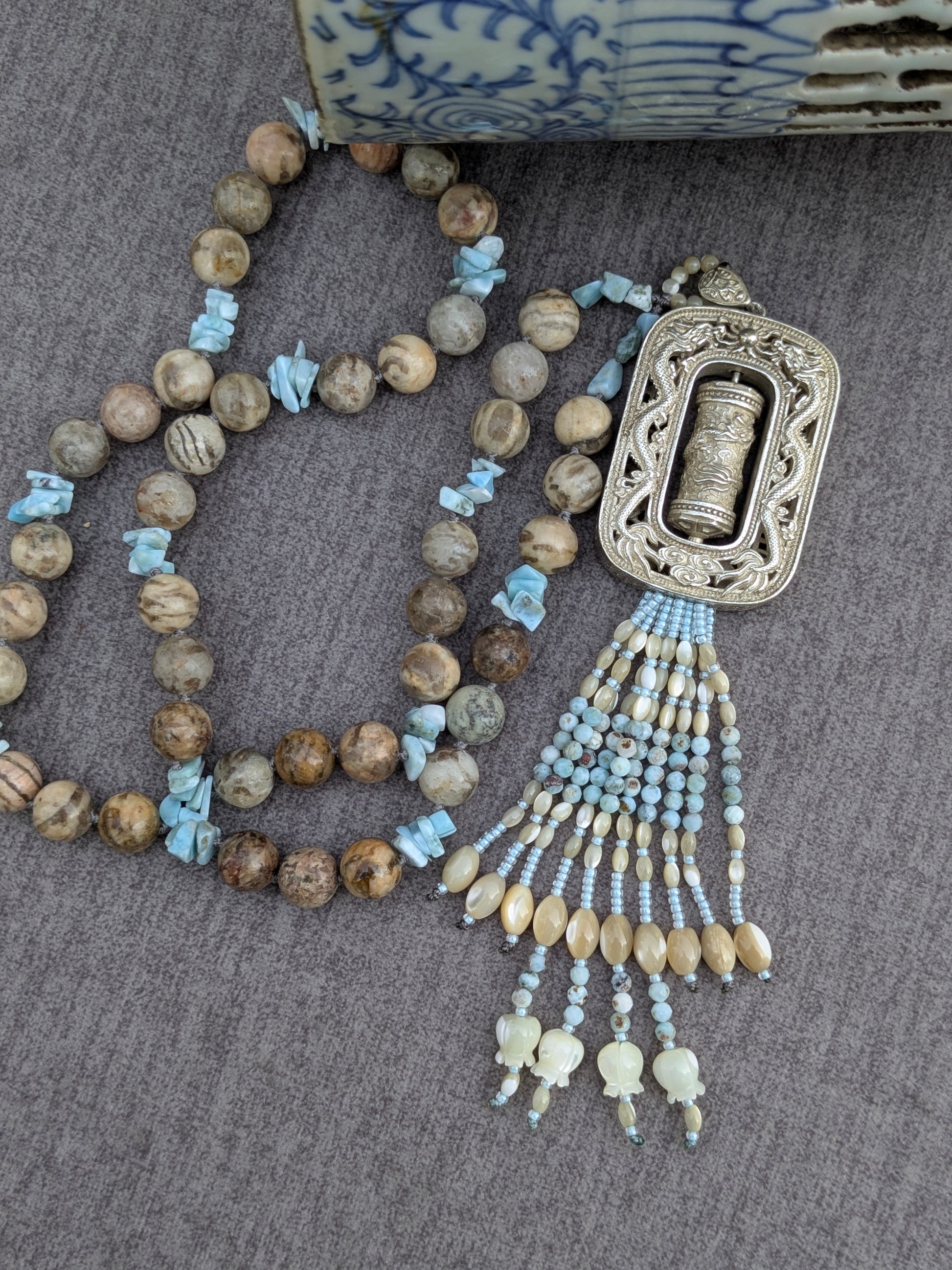 Perles de feldspath et éclats de larimar noués à la main, collier Mani