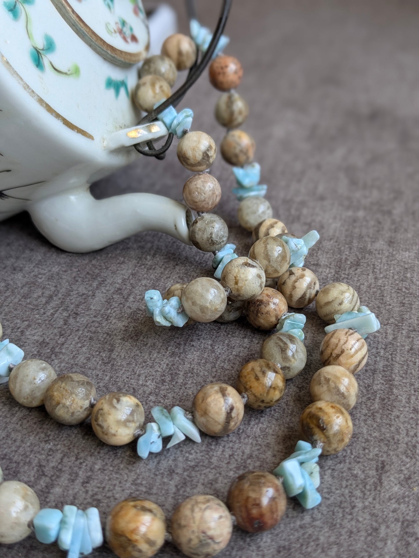 Détail du perlage feldspath et larimar du collier Mani