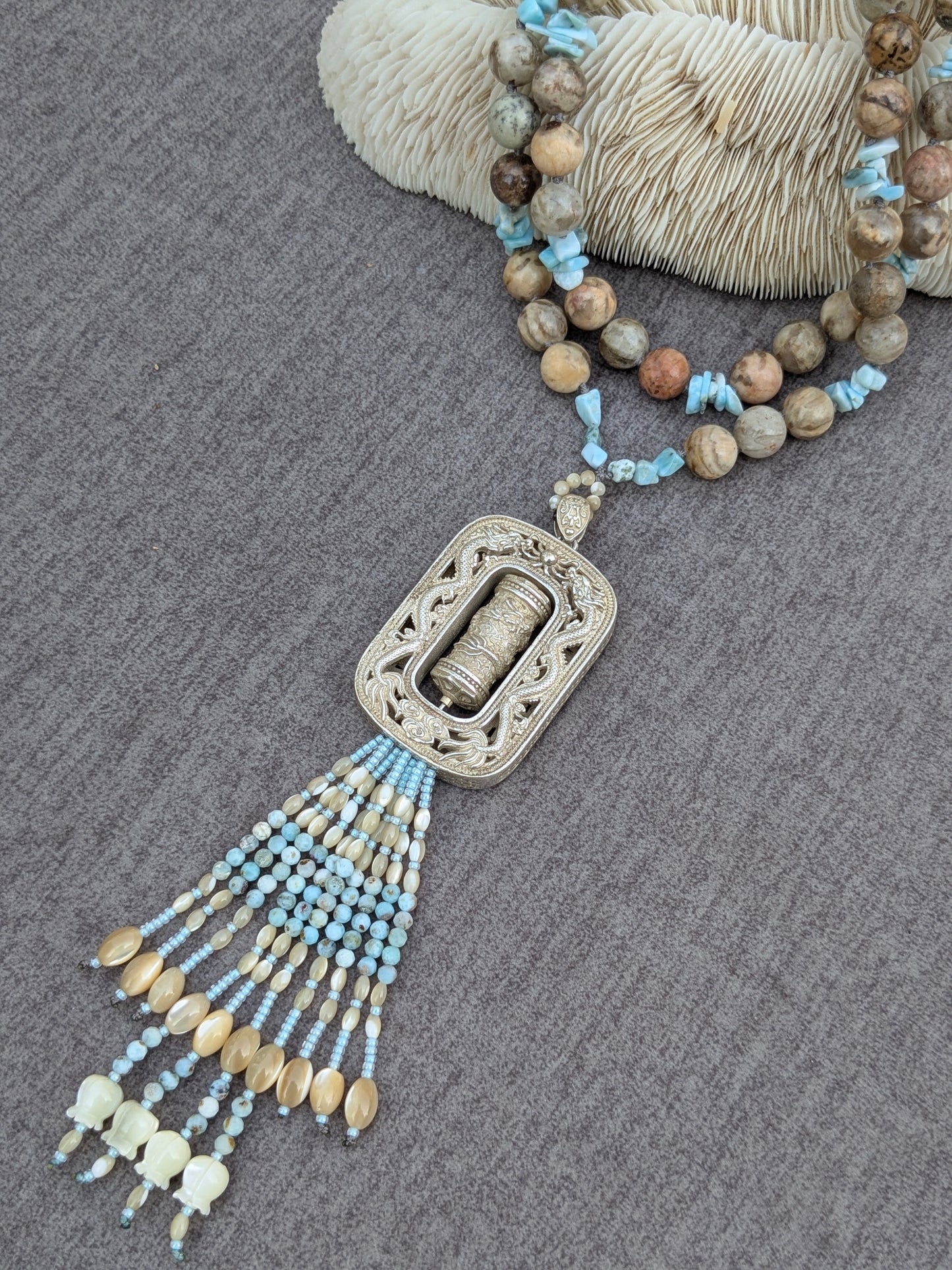 Détail du moulin à prières en alliage vintage, collier Mani