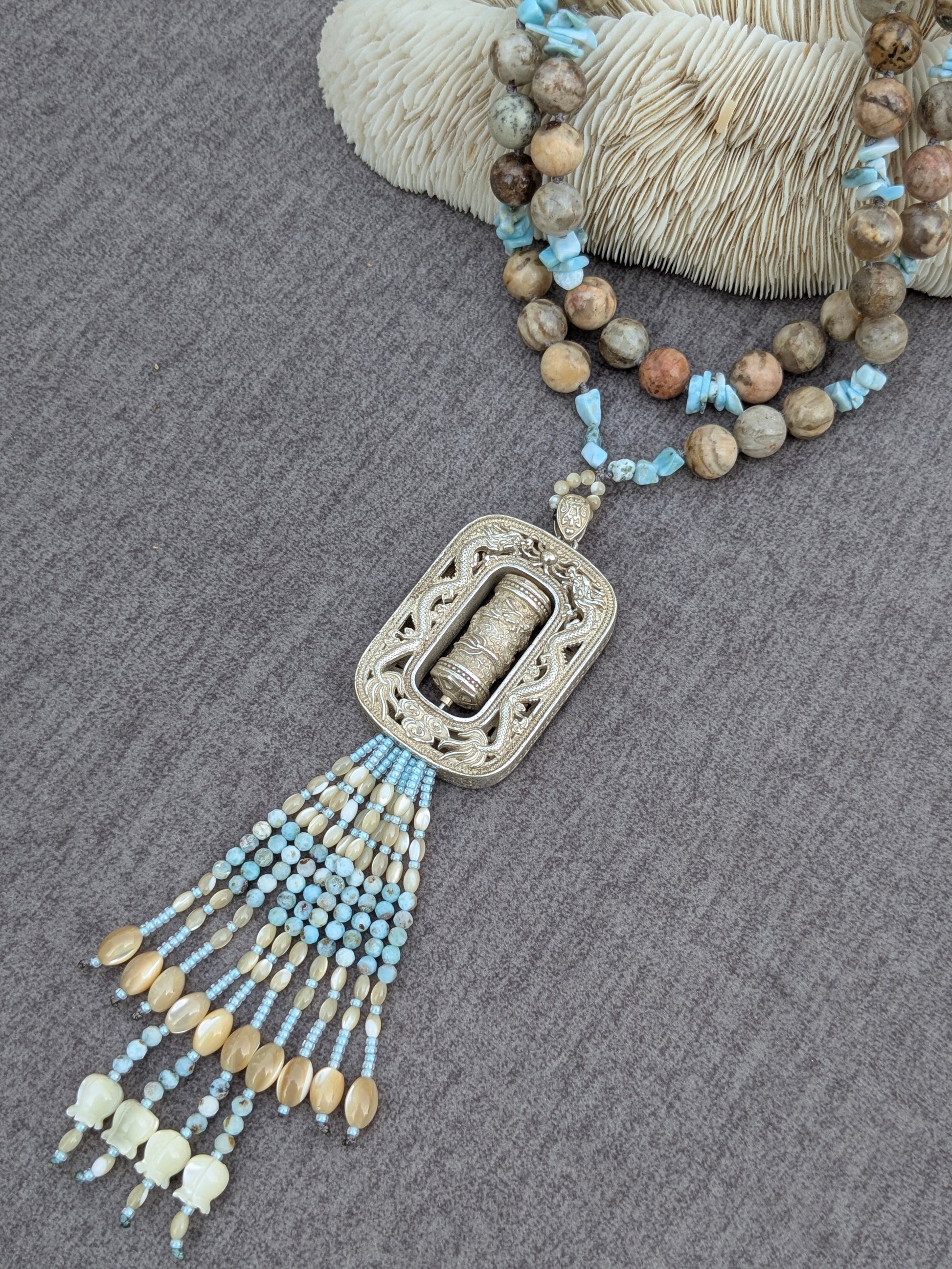 Détail du moulin à prières en alliage vintage, collier Mani