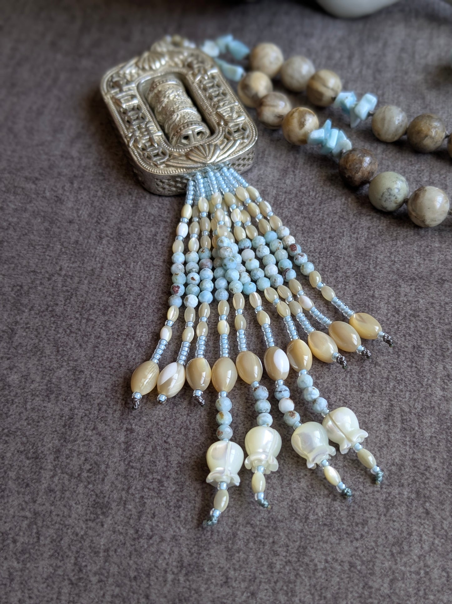 Détail du tassel signature Mani en rocailles miyuki, nacre et larimar