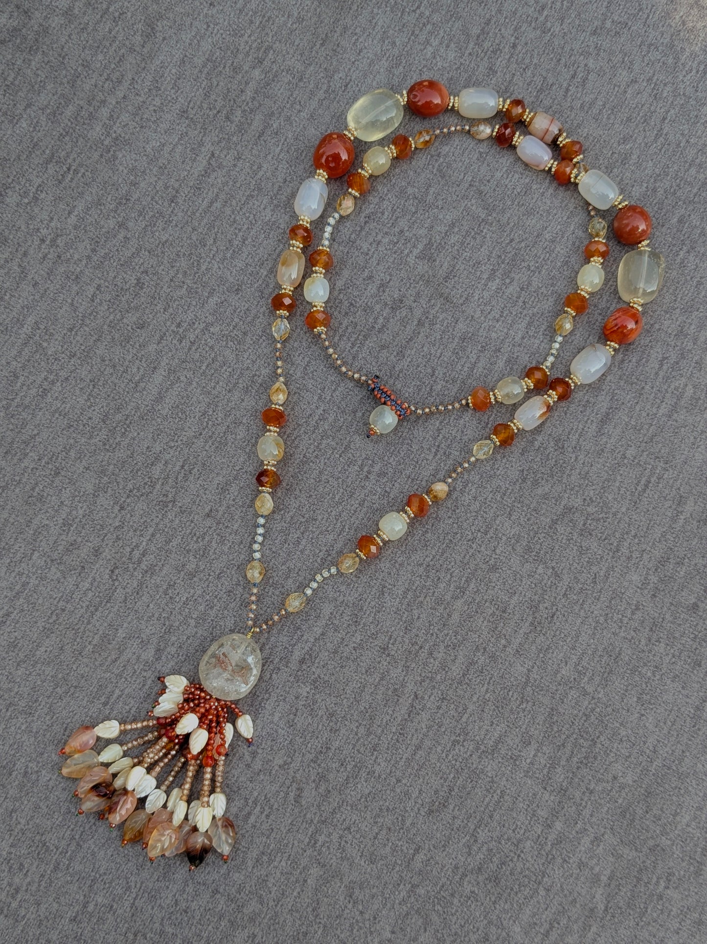 Collier Meera en agate, cornaline, citrine et quartz lemon, vue d'ensemble