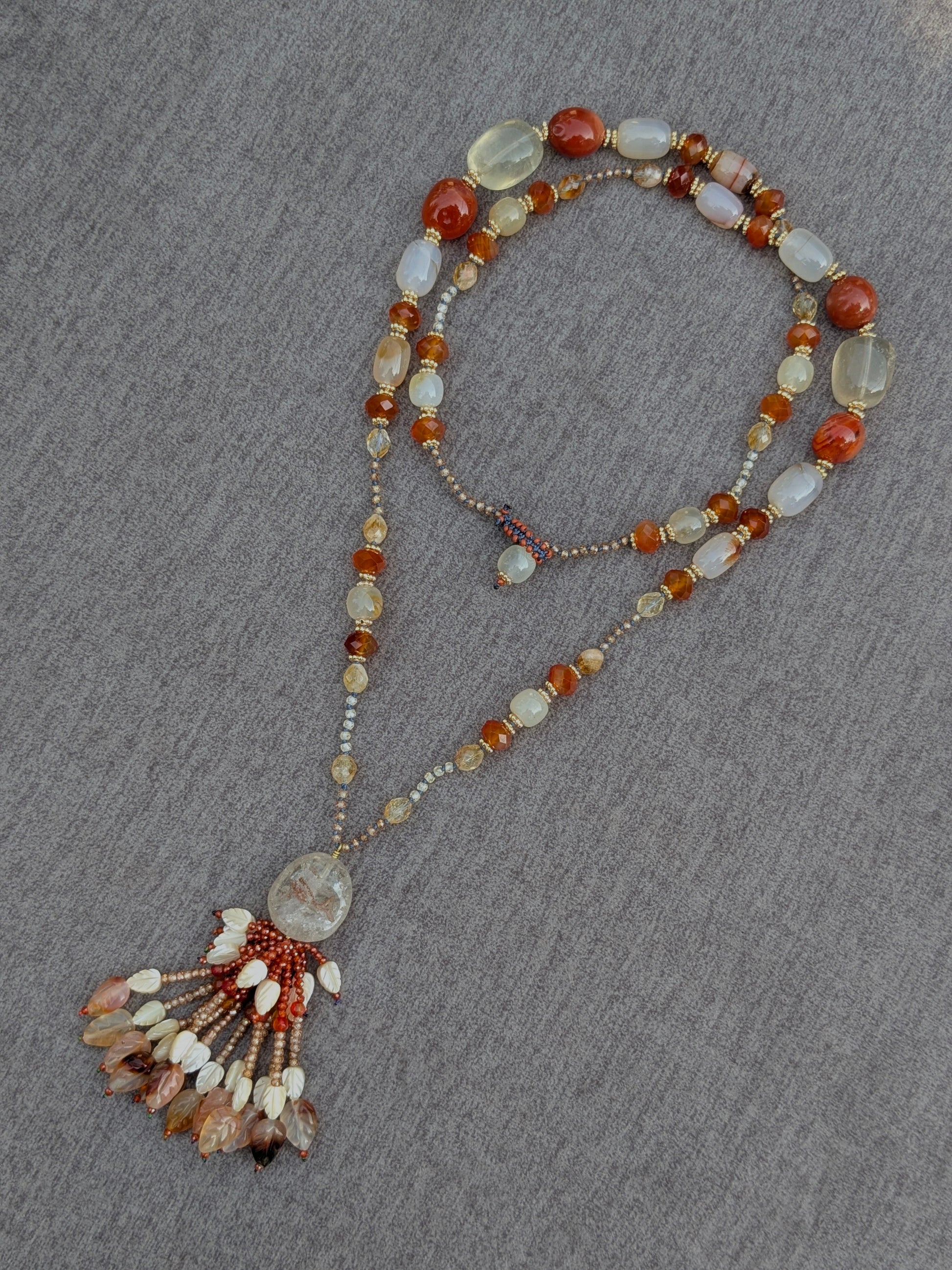 Collier Meera en agate, cornaline, citrine et quartz lemon, vue d'ensemble