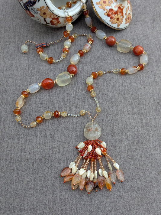 Collier Meera noué, vue d'ensemble avec le tassel et une théière en porcelaine