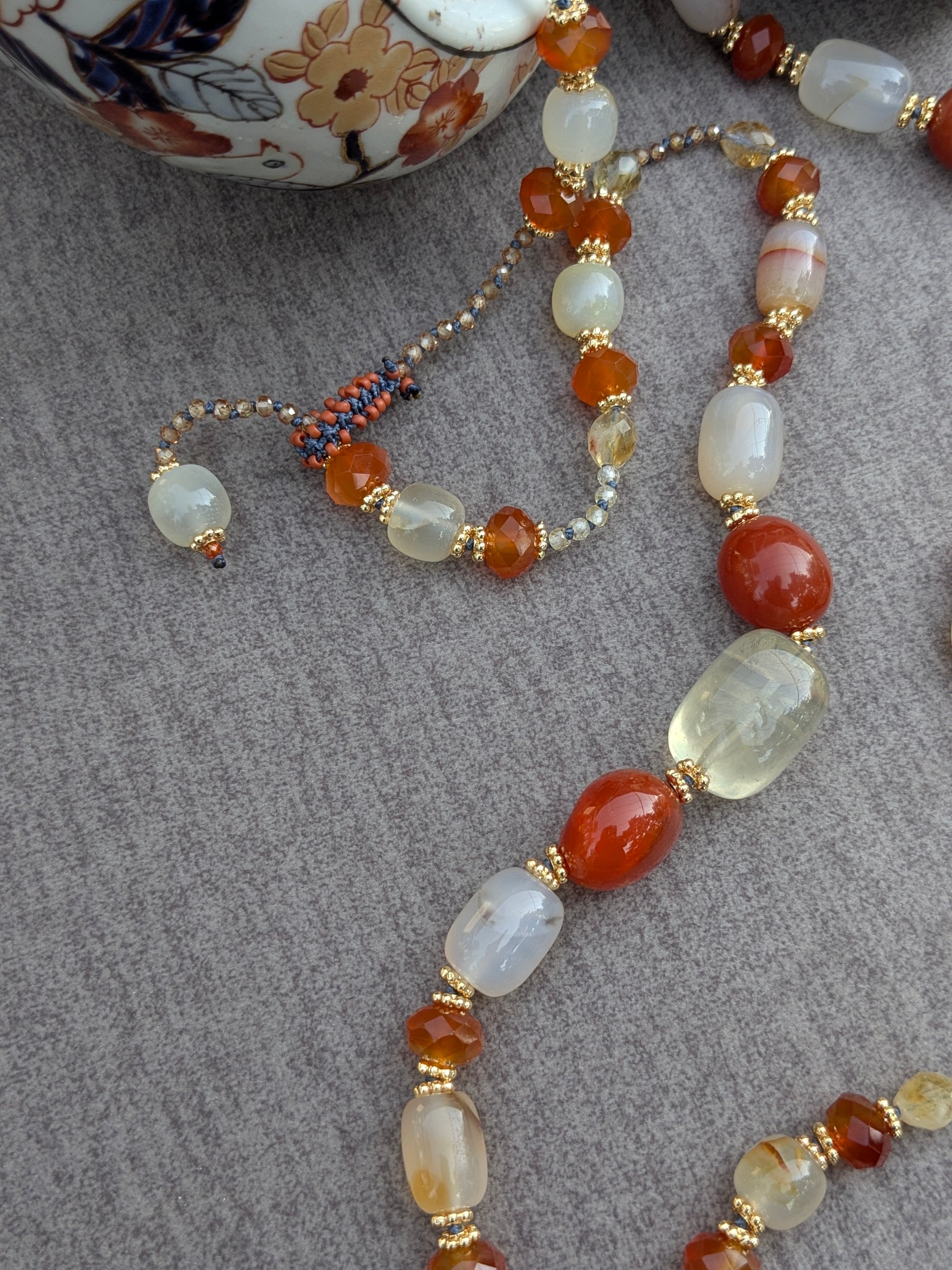 Détail du perlage et du fermoir boutonnière du collier Meera