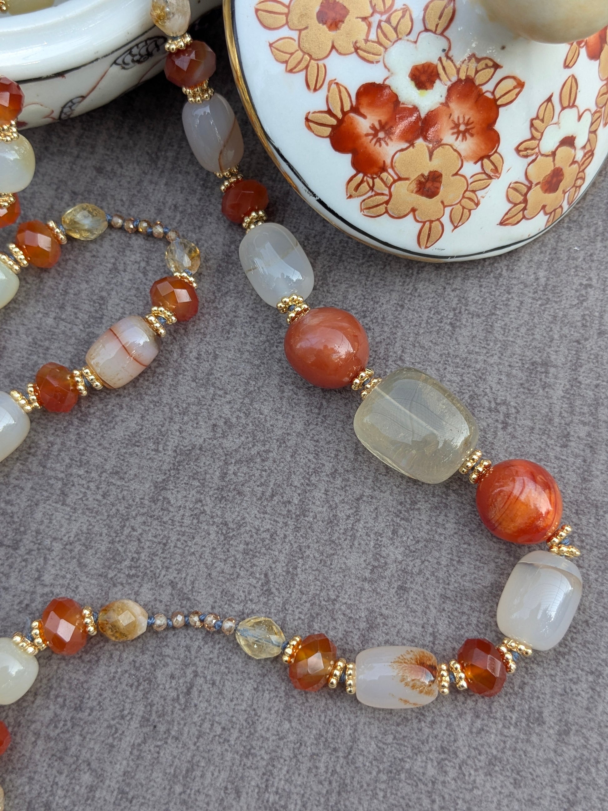 Détail des perles d'agate, cornaline et citrine du collier Meera